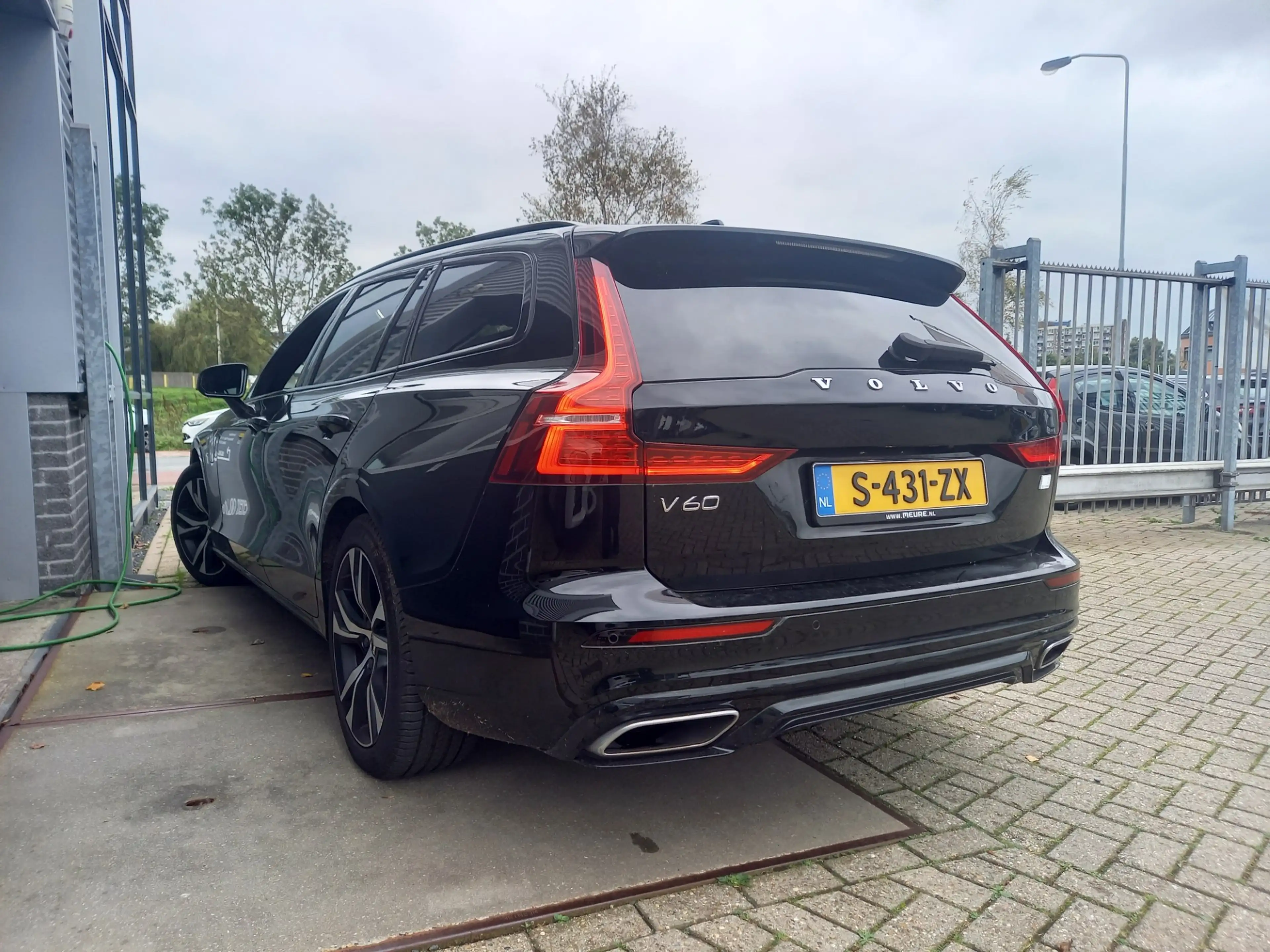 Volvo V60 2.0 T6 Recharge AWD R-Design — photo 7