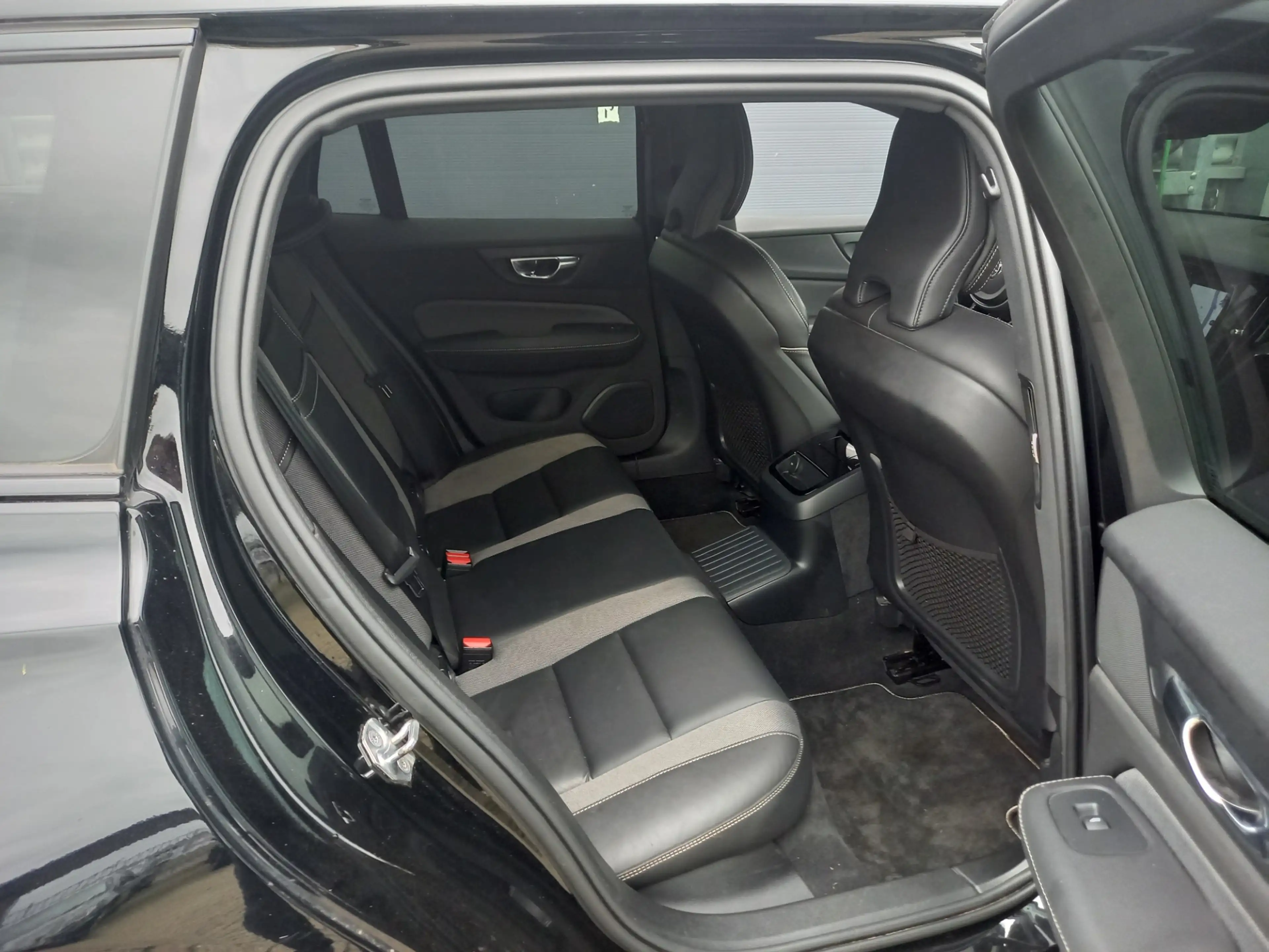 Volvo V60 2.0 T6 Recharge AWD R-Design — photo 11