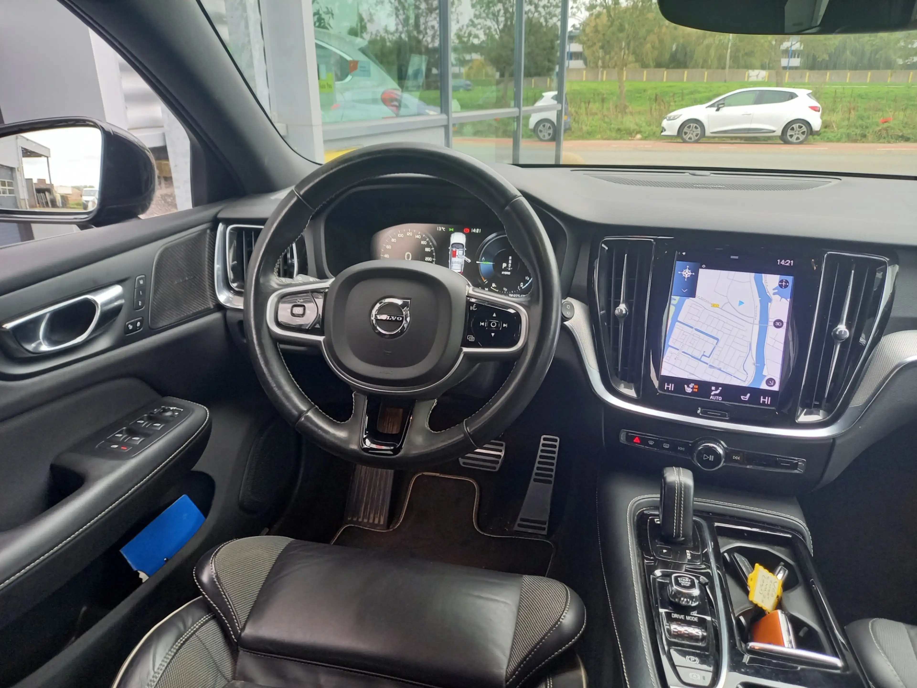 Volvo V60 2.0 T6 Recharge AWD R-Design — photo 12