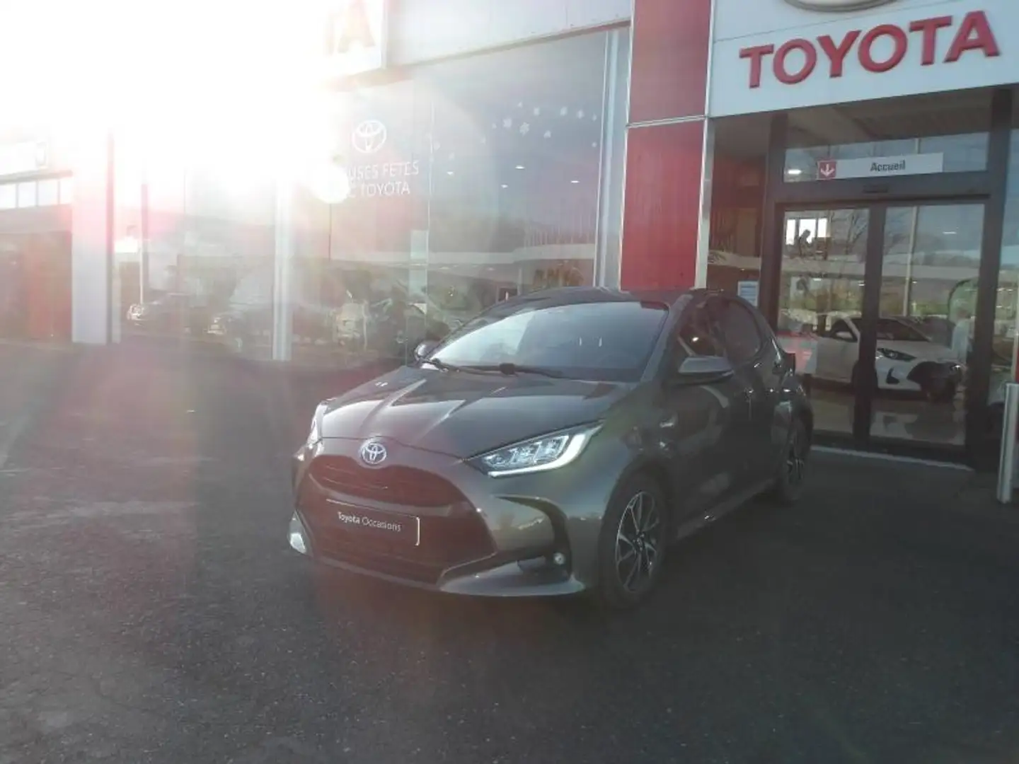 Toyota Yaris 116h Design 5p Bronze - 1