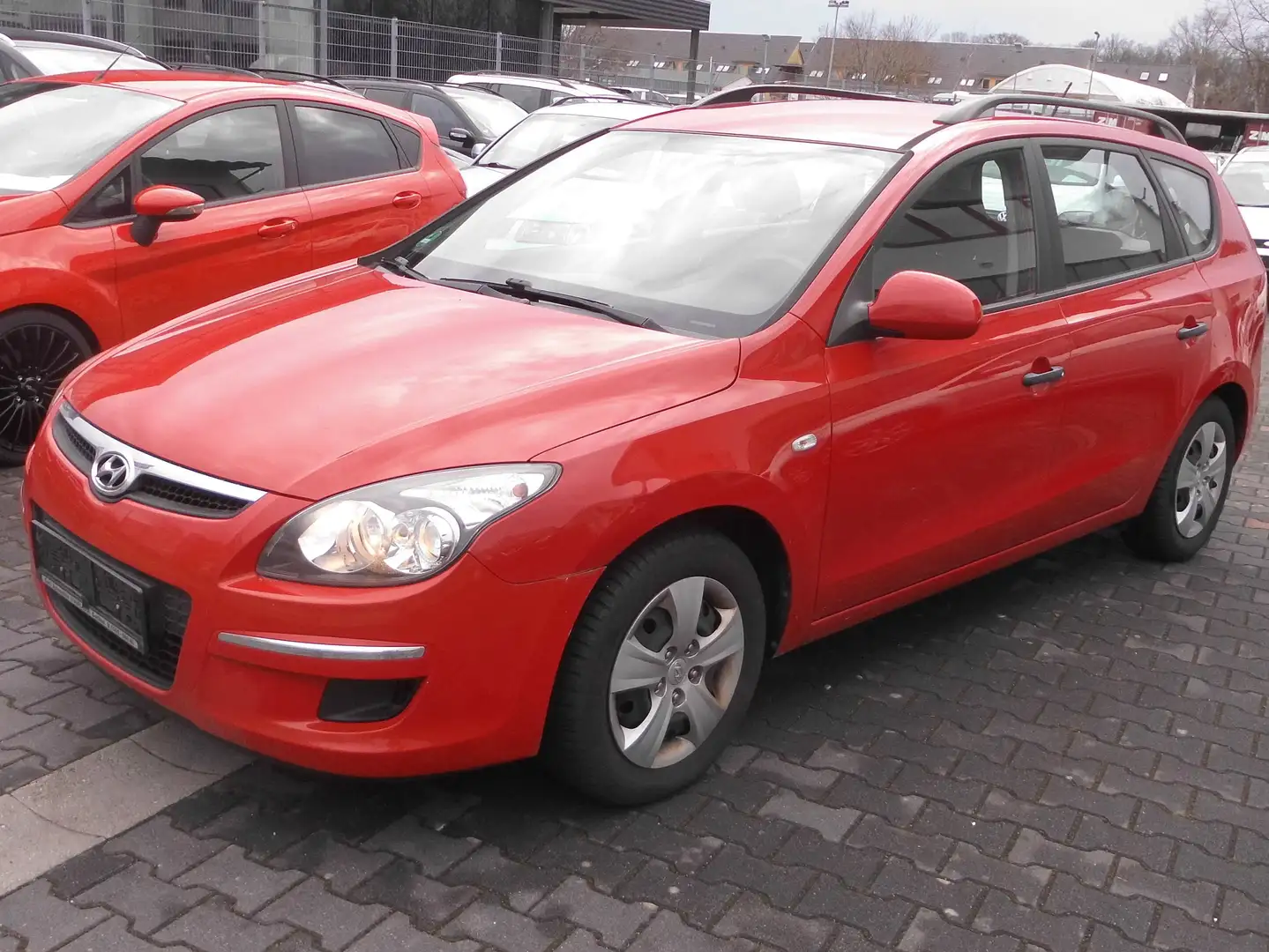 Hyundai i30 i30cw 1.6 CRDi Edition Plus. KLIMA .2 HAND Rot - 2