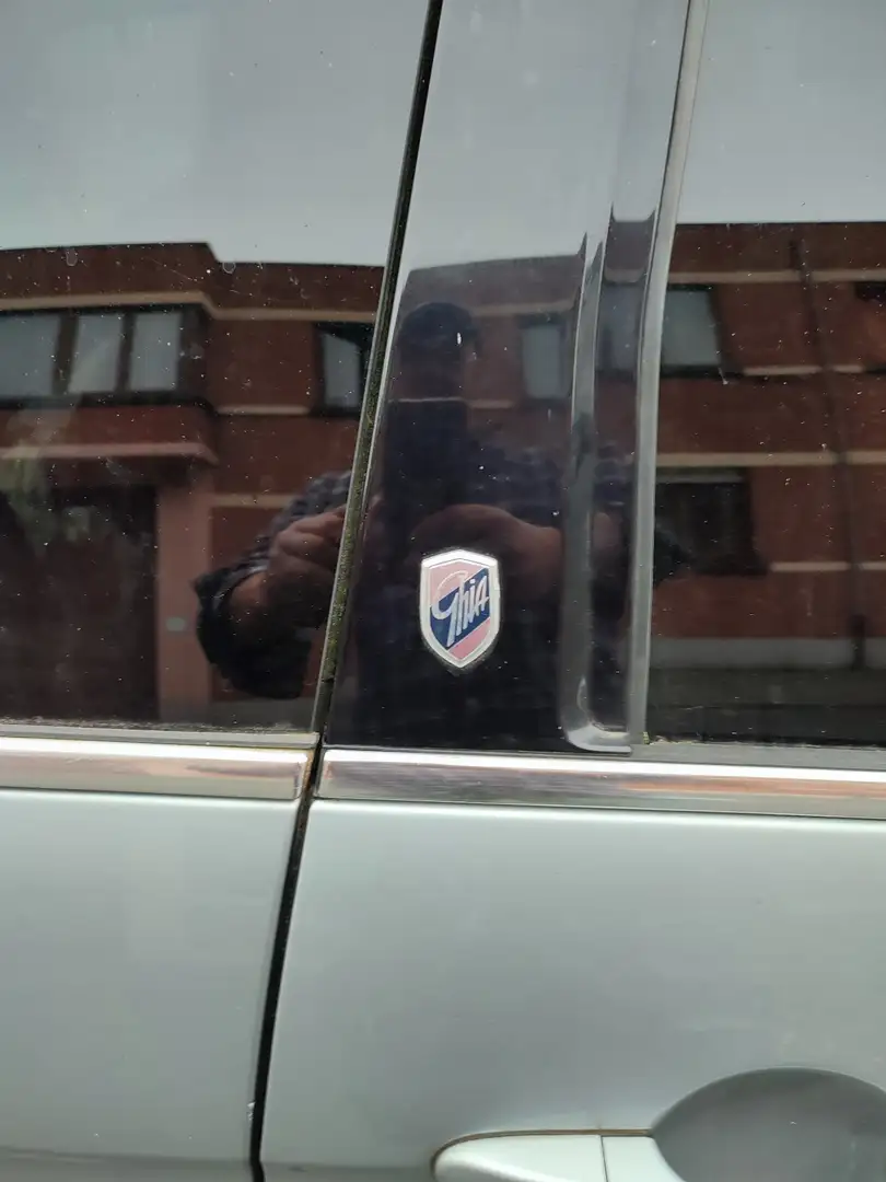 Ford Galaxy II 2.0 TDCi 140 DPF Ghia A Zilver - 2