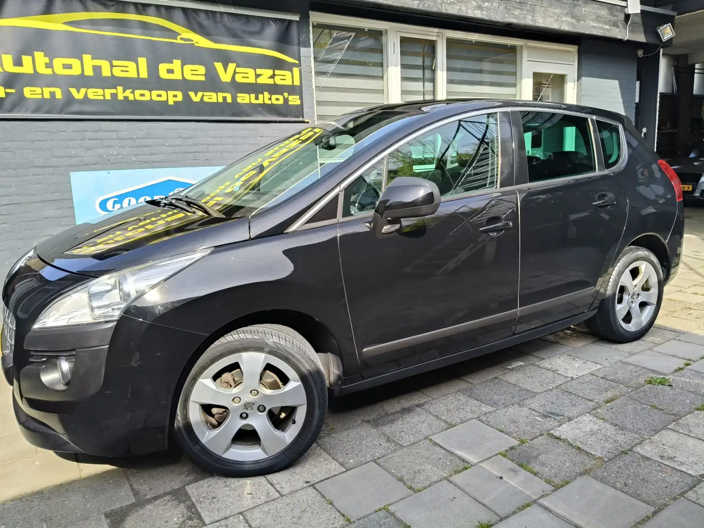 Peugeot 3008 1.6 VTi Active airco panodak navigatie Zwart - 1