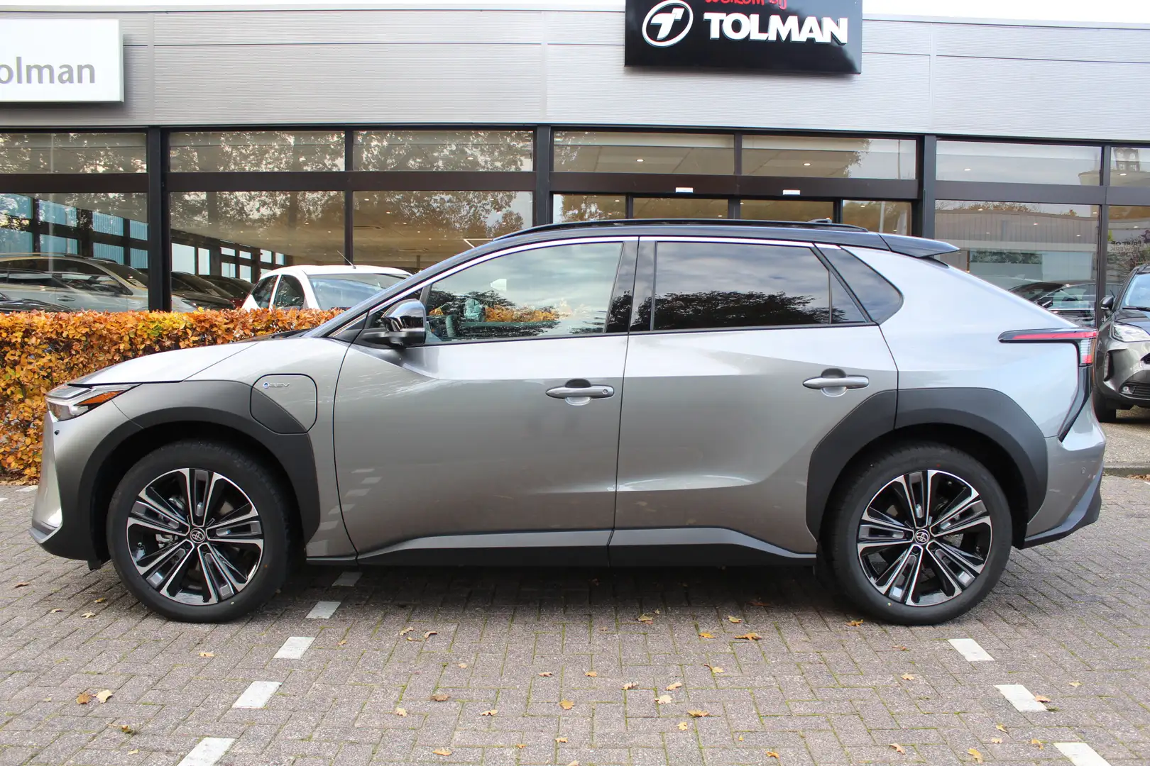 Toyota bZ4X Premium 71 kWh 3-fase Bi-Tone | Rijklaar | Panoram Grijs - 2