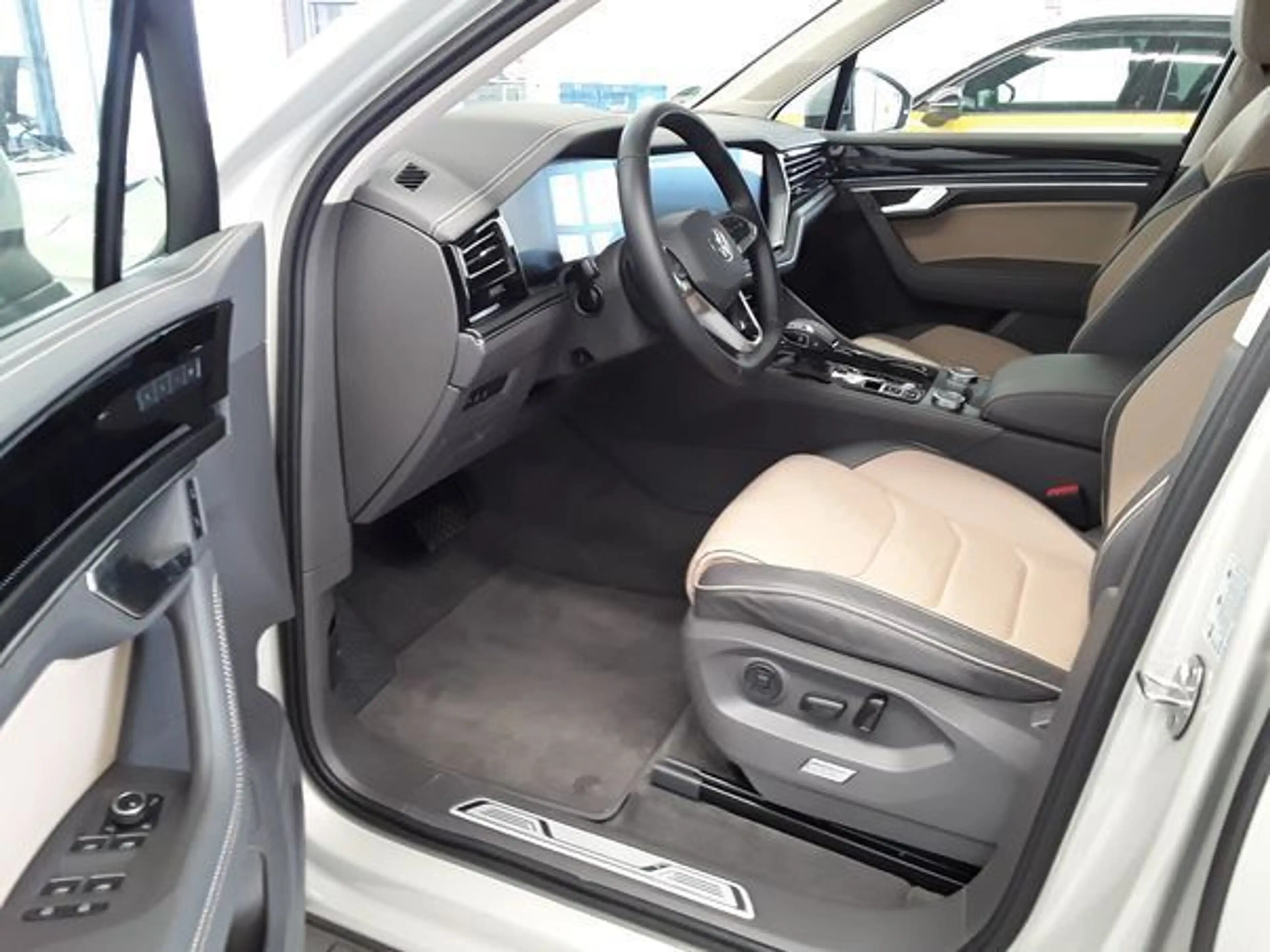 Volkswagen Touareg ELEGANCE 3.0TDI 231PS NP.107T — photo 6