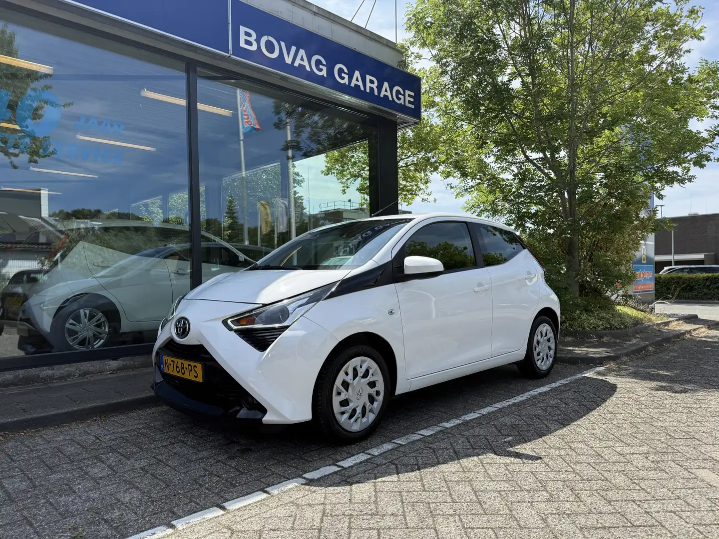 Toyota Aygo 1.0 VVT-i x-play Apple Carplay / Android Auto Blanc - 1