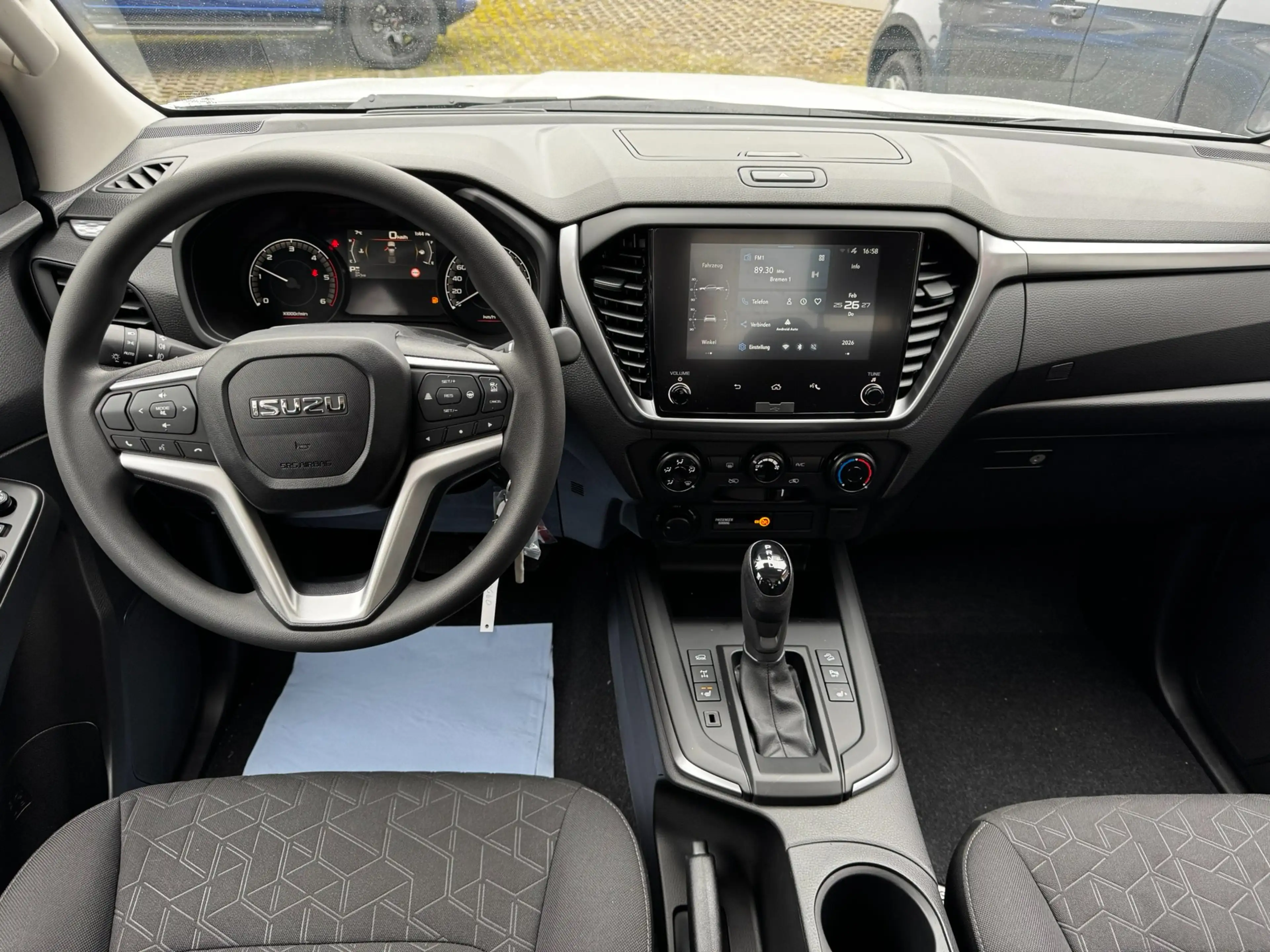 Isuzu D-Max Space Cab 4WD LS Rough Terrain Mode — photo 12