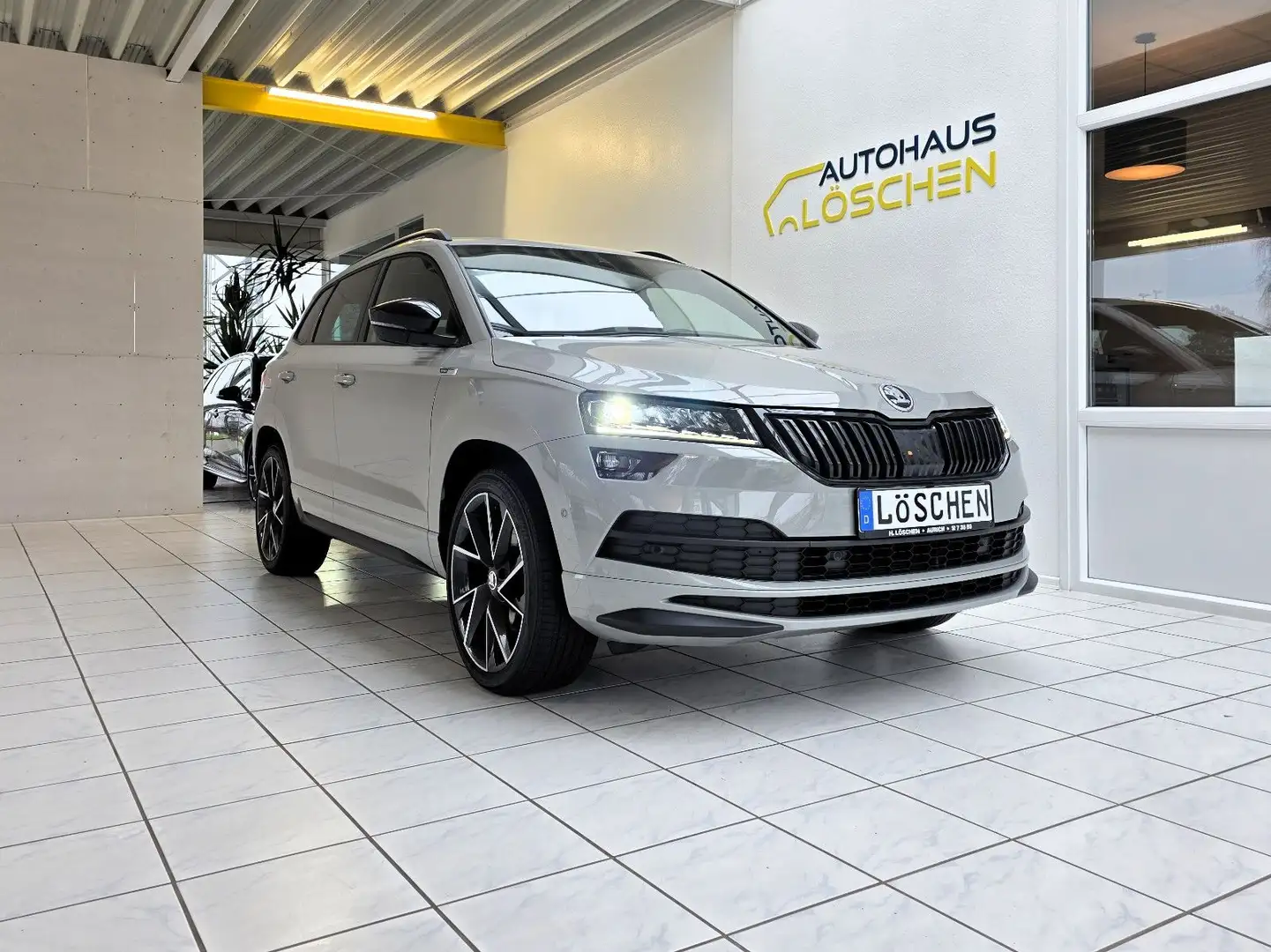Skoda Karoq Sportline 4x4 Panorama schwenkbare AHK Grau - 1