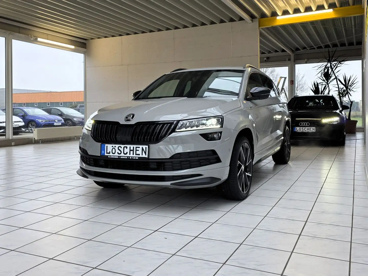 Skoda Karoq Sportline 4x4 Panorama schwenkbare AHK Grau - 2