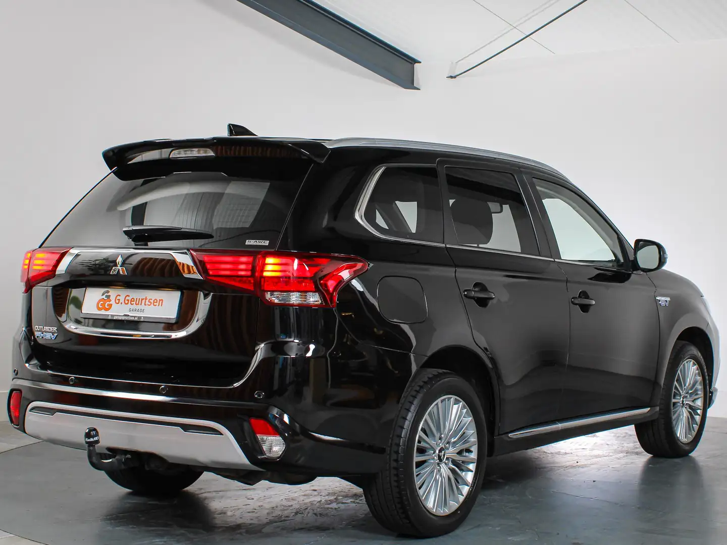 Mitsubishi Outlander 2.4 PHEV Pure+ Trekhaak, Navigatie, Cruise Control Zwart - 2