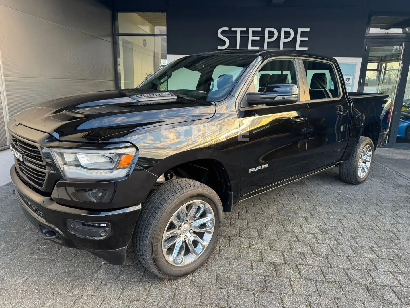 Dodge RAM 1500 5,7 V8  LARAMIE Sport Luftfed. AHK 20" Schwarz - 1