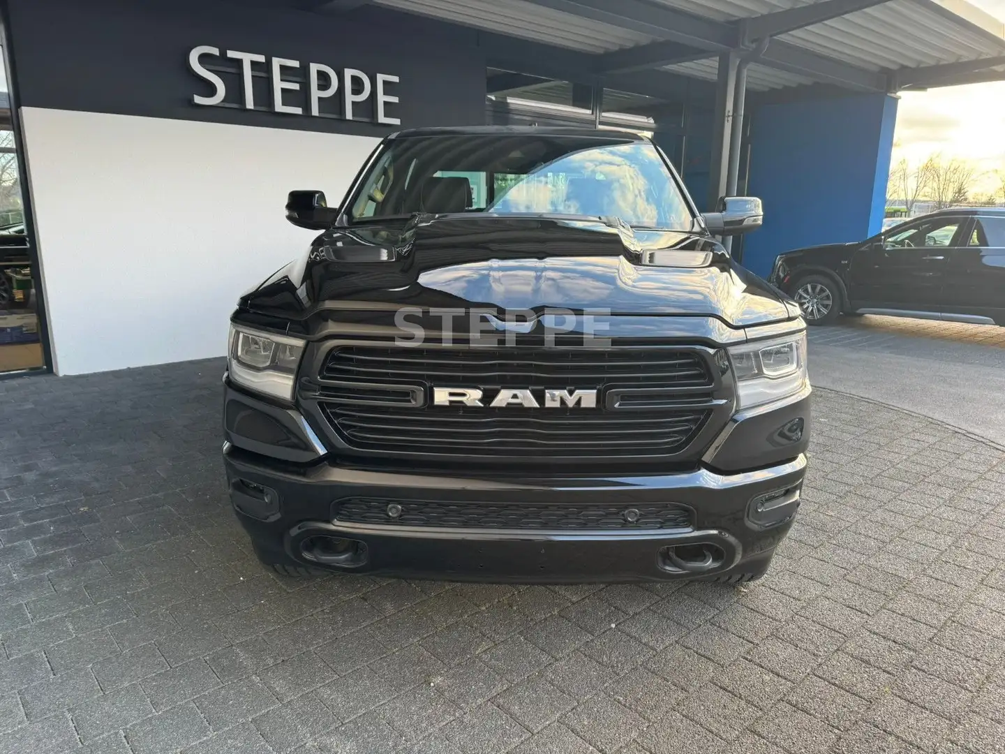 Dodge RAM 1500 5,7 V8  LARAMIE Sport Luftfed. AHK 20" Schwarz - 2