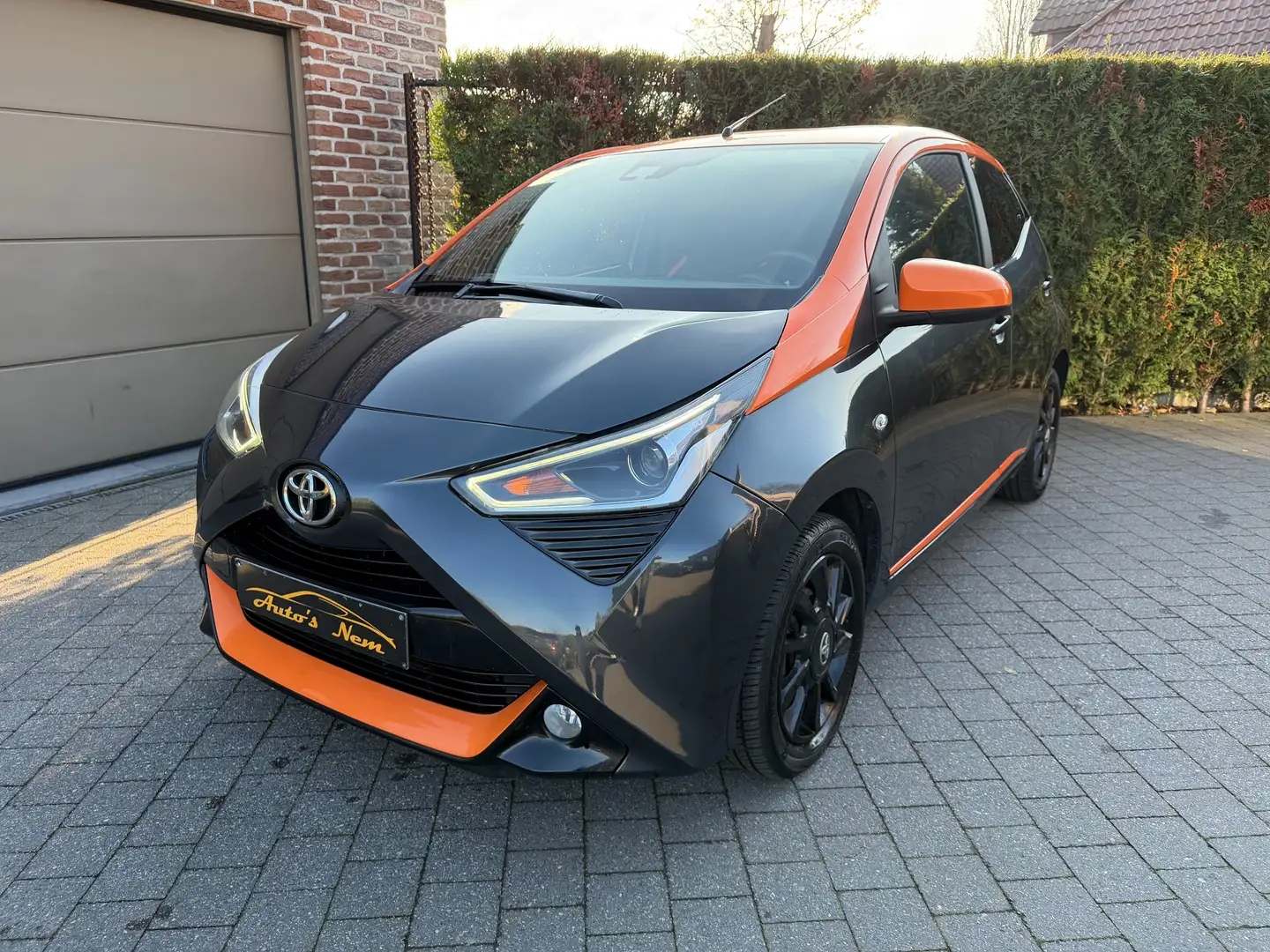 Toyota Aygo Aygo 1.0i VVT-i x-JBL,GARANTIE,AIRCO,ACC,APPLECAR Gris - 1