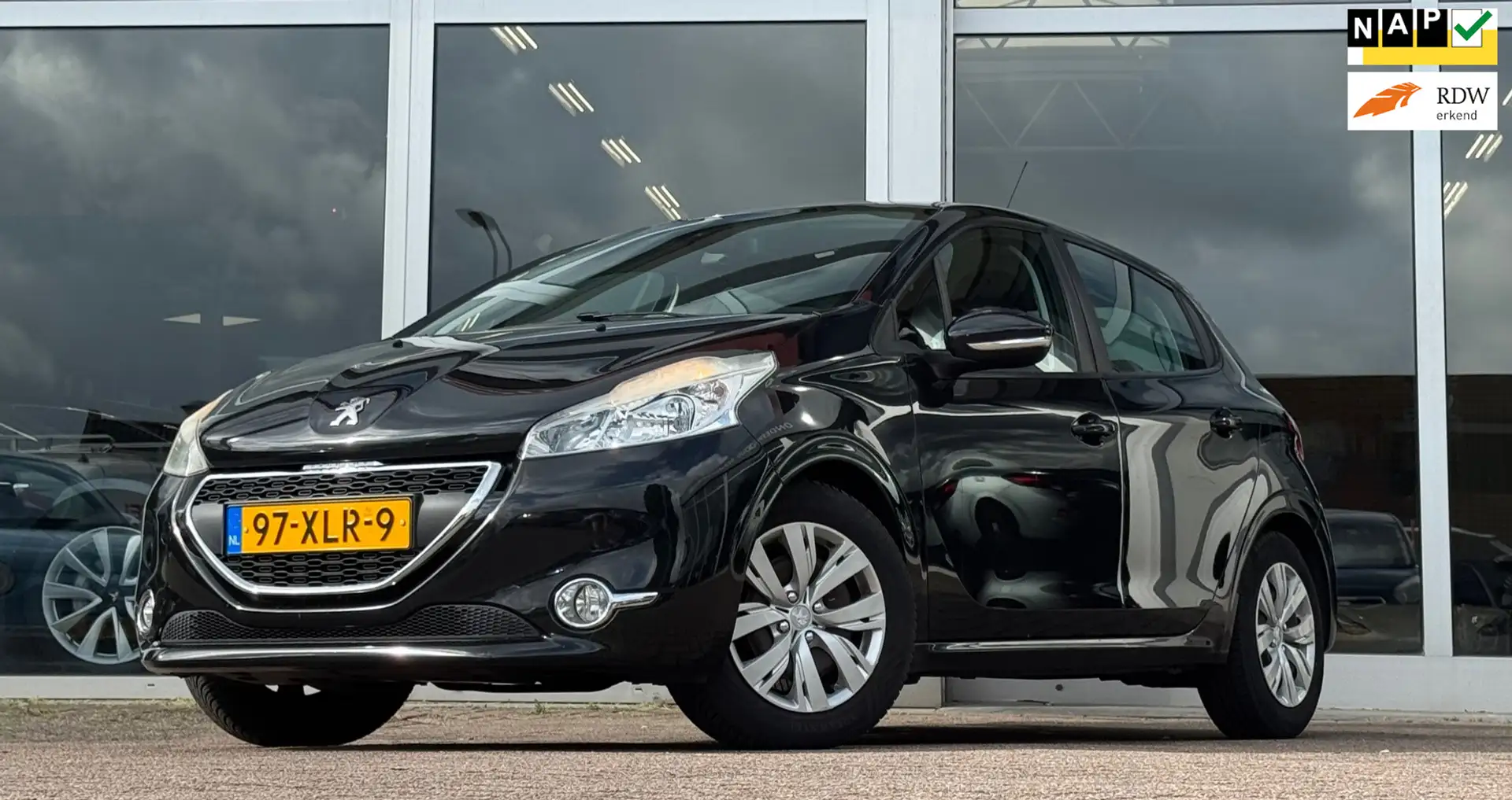 Peugeot 208 1.4 VTi Envy Navigatie Trekhaak Mooi! Zwart - 1