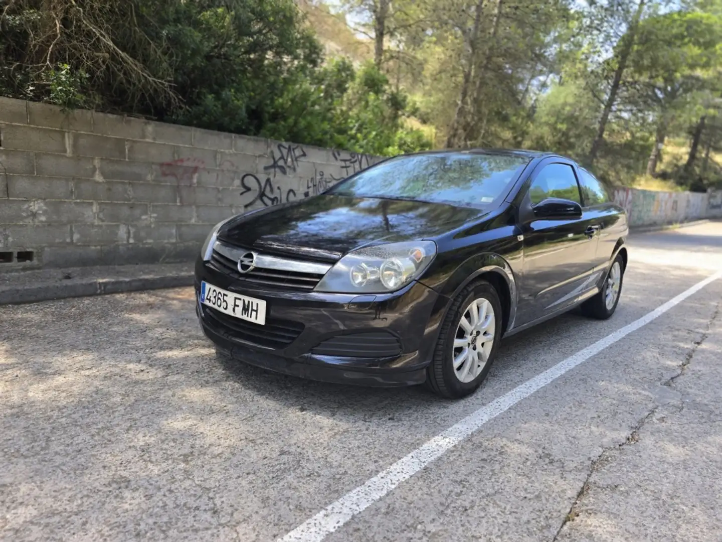 Opel Astra GTC 1.6 Enjoy Noir - 1