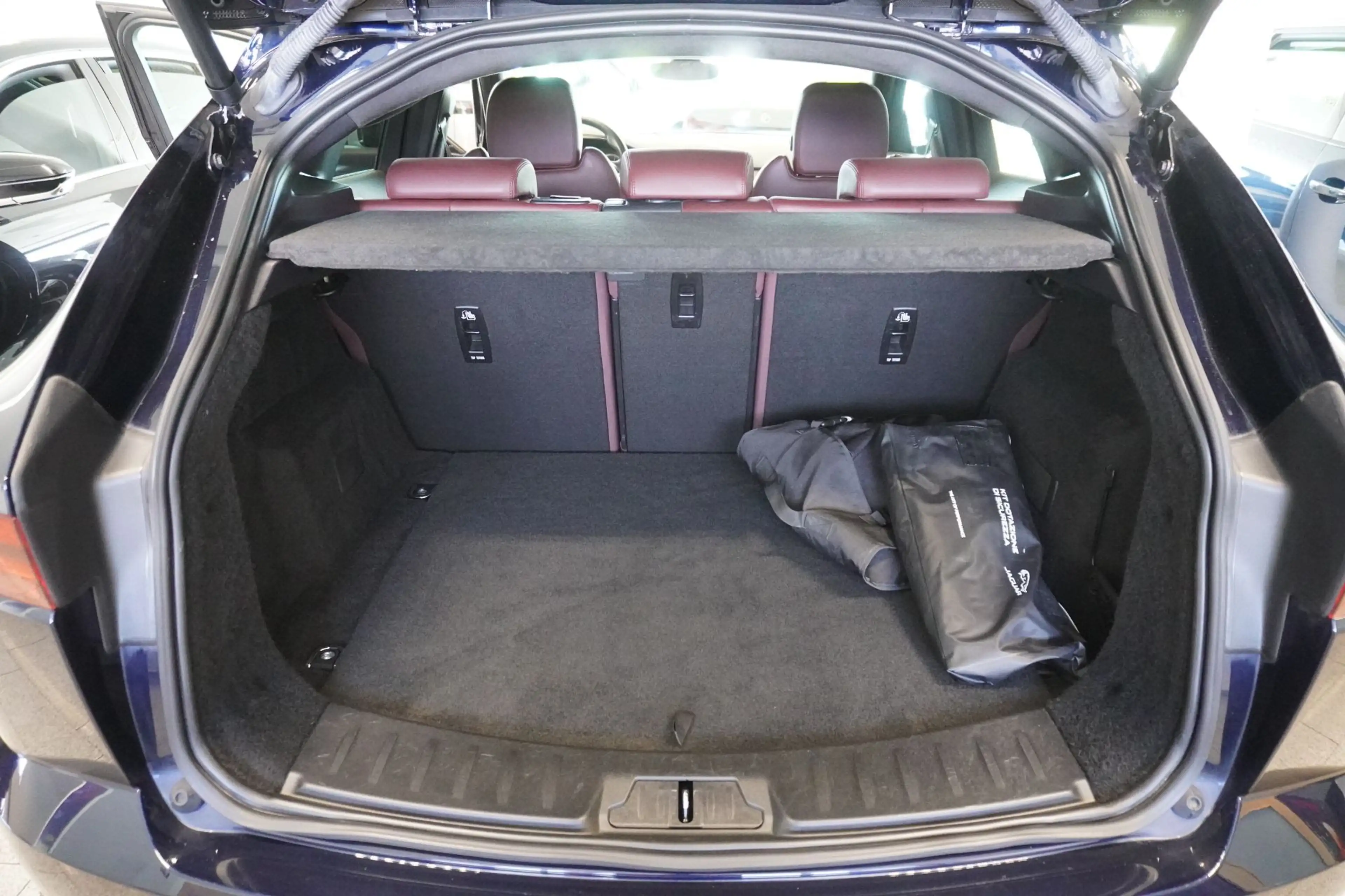 Jaguar E-Pace P300e R-Dynamic S AWD PHEF Aut. LED/Kamera/Navi — photo 10