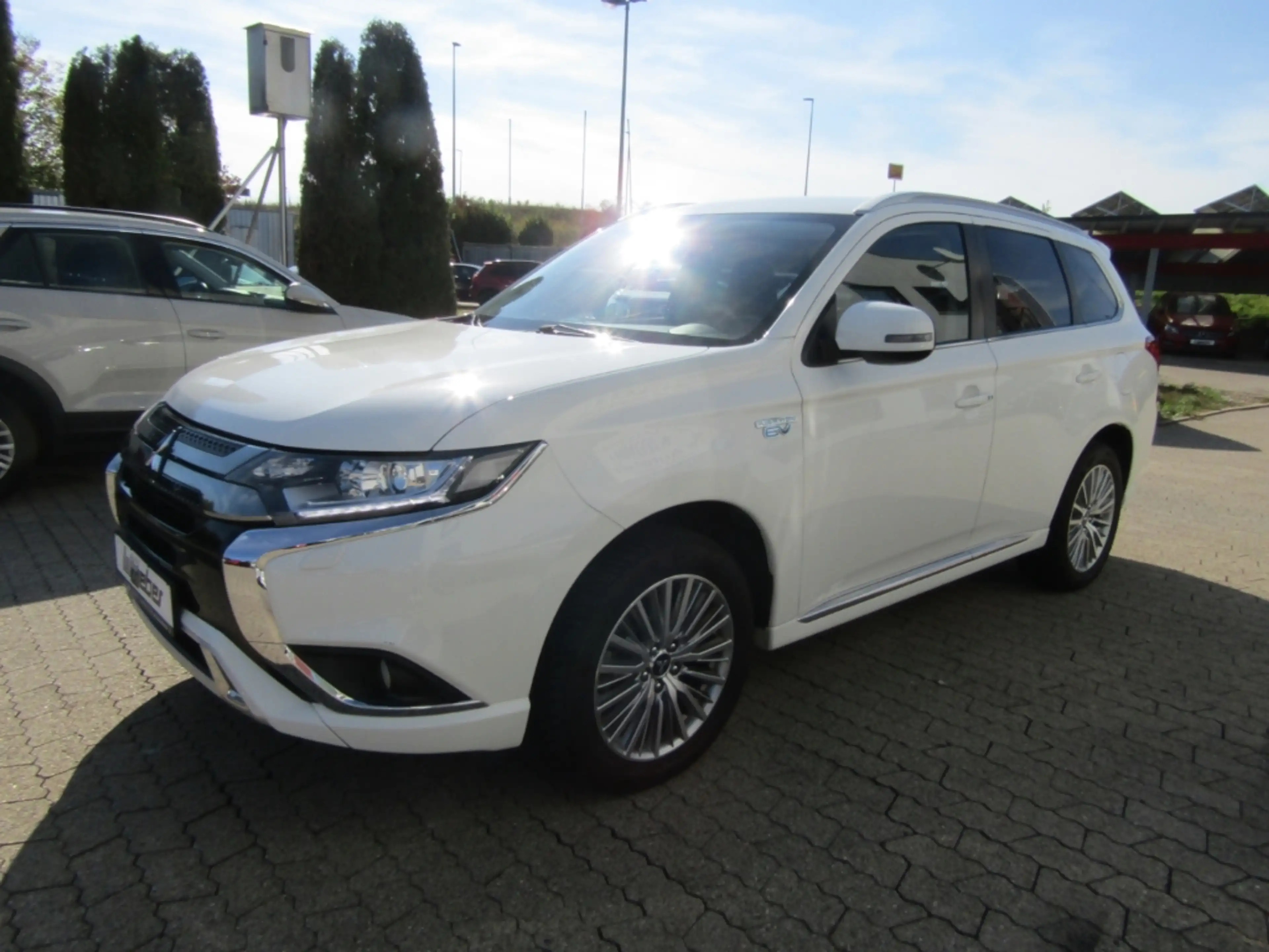 Mitsubishi Outlander PHEV Basis 4WD SHZ KAMERA TEMPOMAT — photo 2