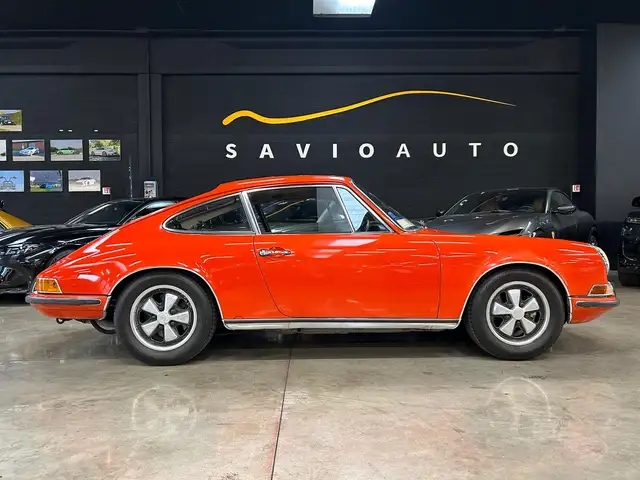 Porsche 911 view 7