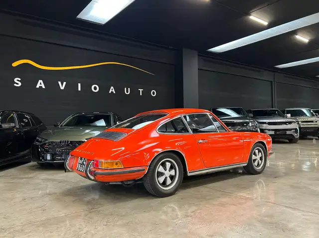 Porsche 911 view 8