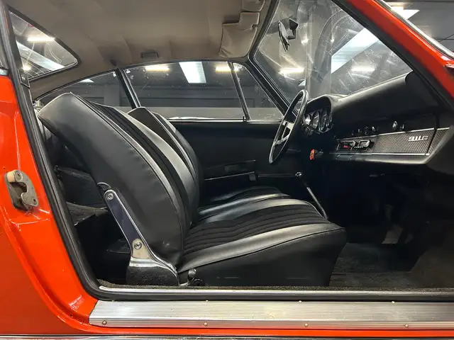 Porsche 911 view 16