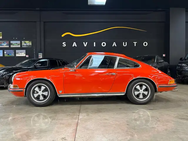 Porsche 911 view 6