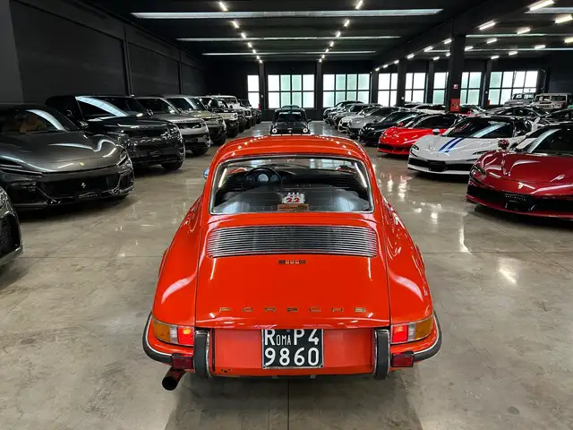 Porsche 911 view 9