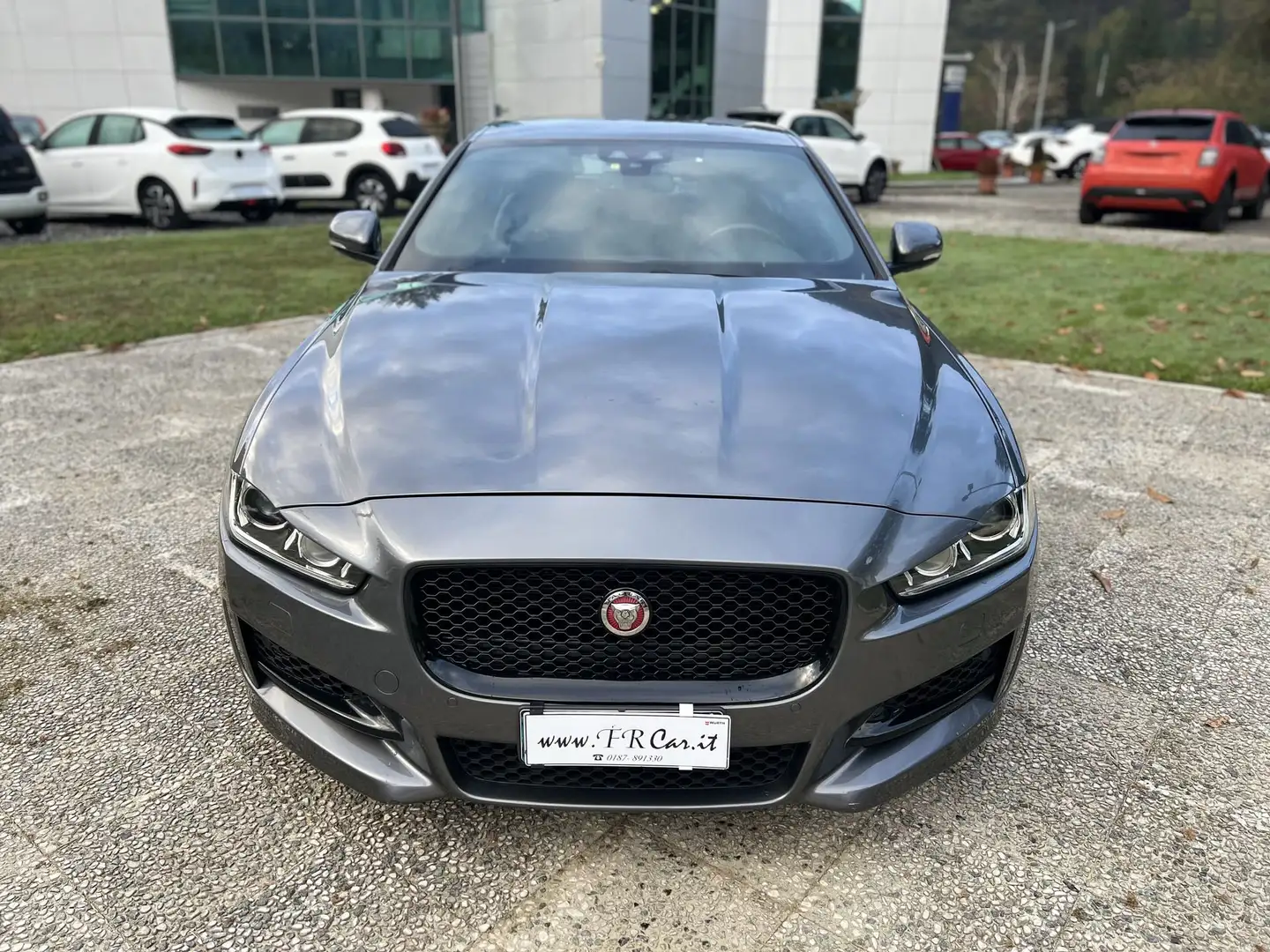 Jaguar XE (X760) 2.0 D 180 CV aut. R-Sport Grigio - 2
