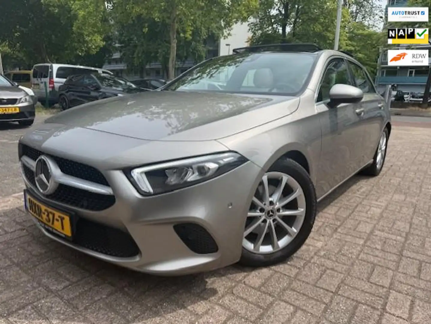 Mercedes-Benz A 180 Business Solution Leer/Pano/Navi/Camera Grijs - 1