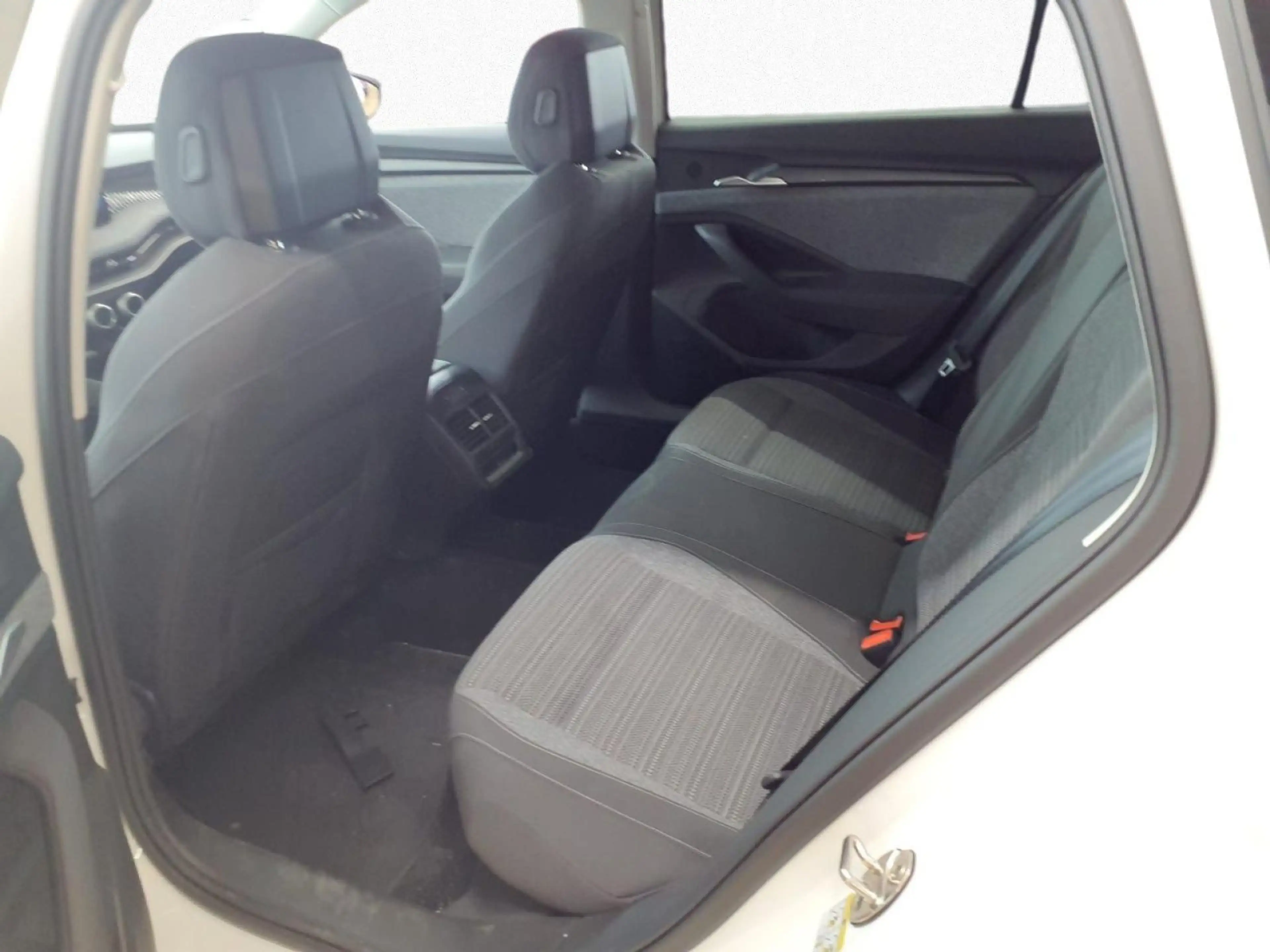 Skoda Superb Combi 2.0TDI DSG Selection AHK Matrix Nav — photo 6