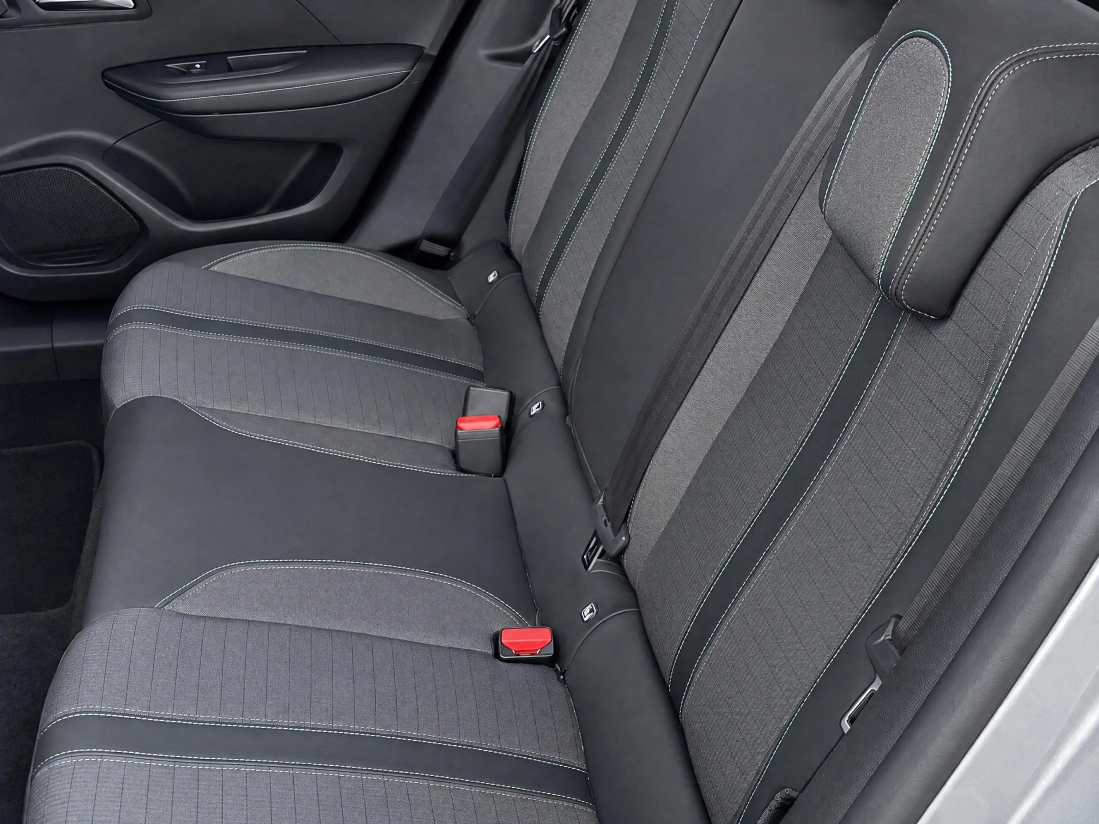 Peugeot e-2008 EV Allure Pack 50 kWh — photo 15