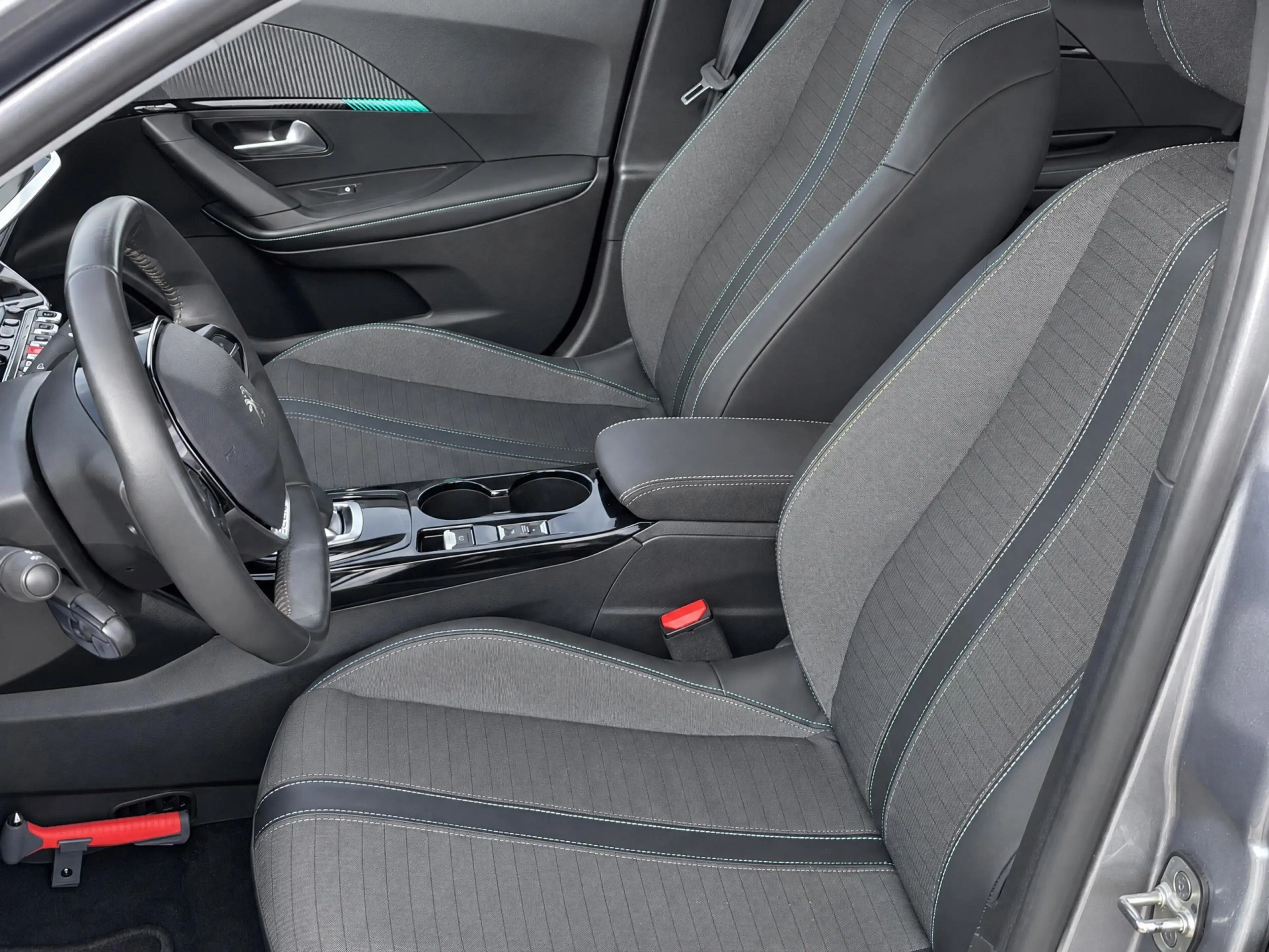 Peugeot e-2008 EV Allure Pack 50 kWh — photo 14
