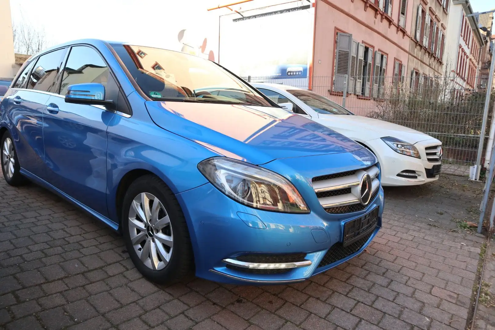 Mercedes-Benz B 180 CDI / d Bi-Xenon Leder Navi AHK Kamera Blau - 1