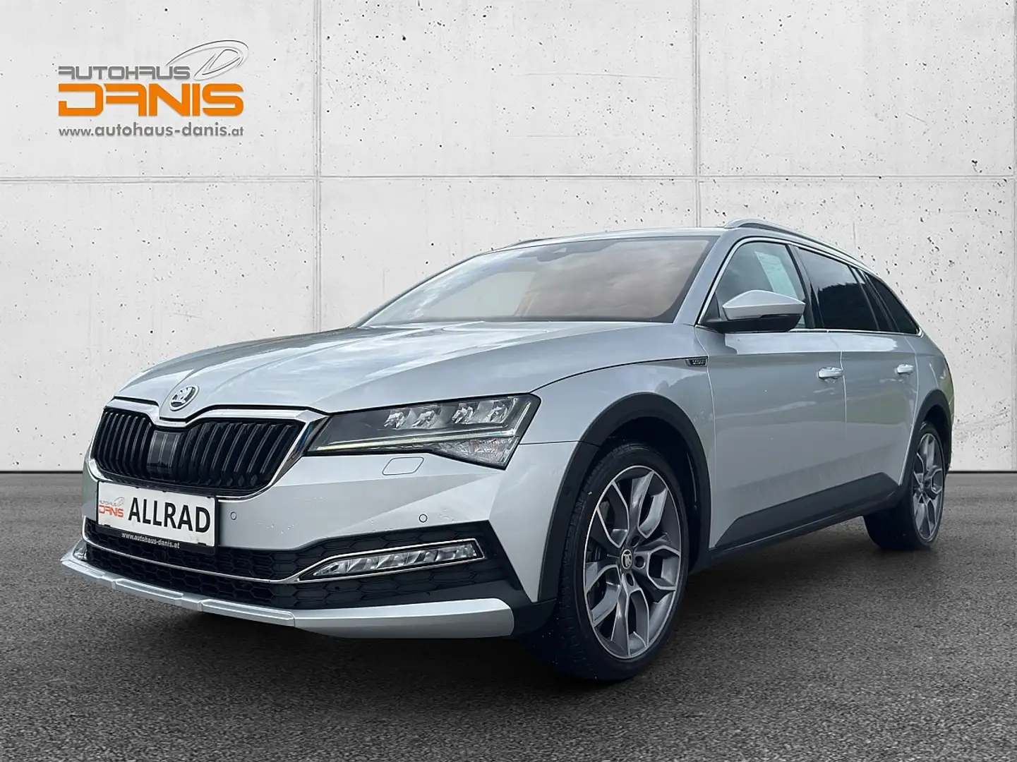 Skoda Superb Kombi 2,0 TDI 4x4 Scout DSG Pano/AHV/Stdhzg/Kamera Silber - 1