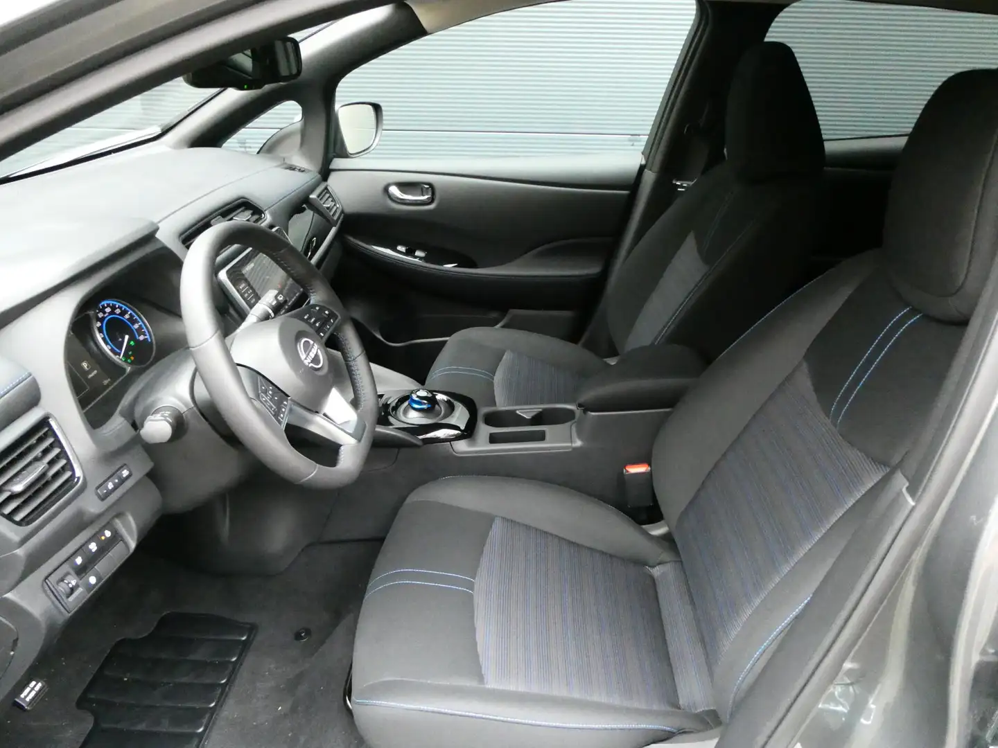Nissan Leaf N-Connecta 39 kWh 360 Camera / verwarmde stoelen v Grey - 2