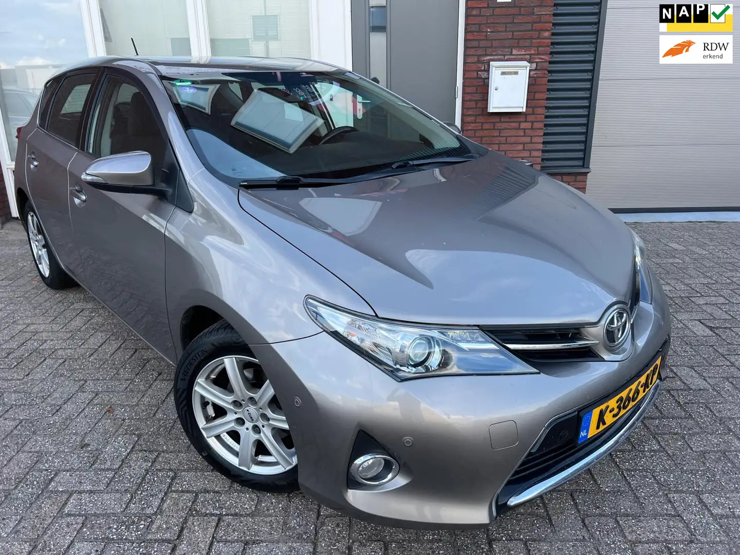 Toyota Auris 1.6 Aspiration / Navi / Camera / PDC / AUT / Clima Marrón - 1