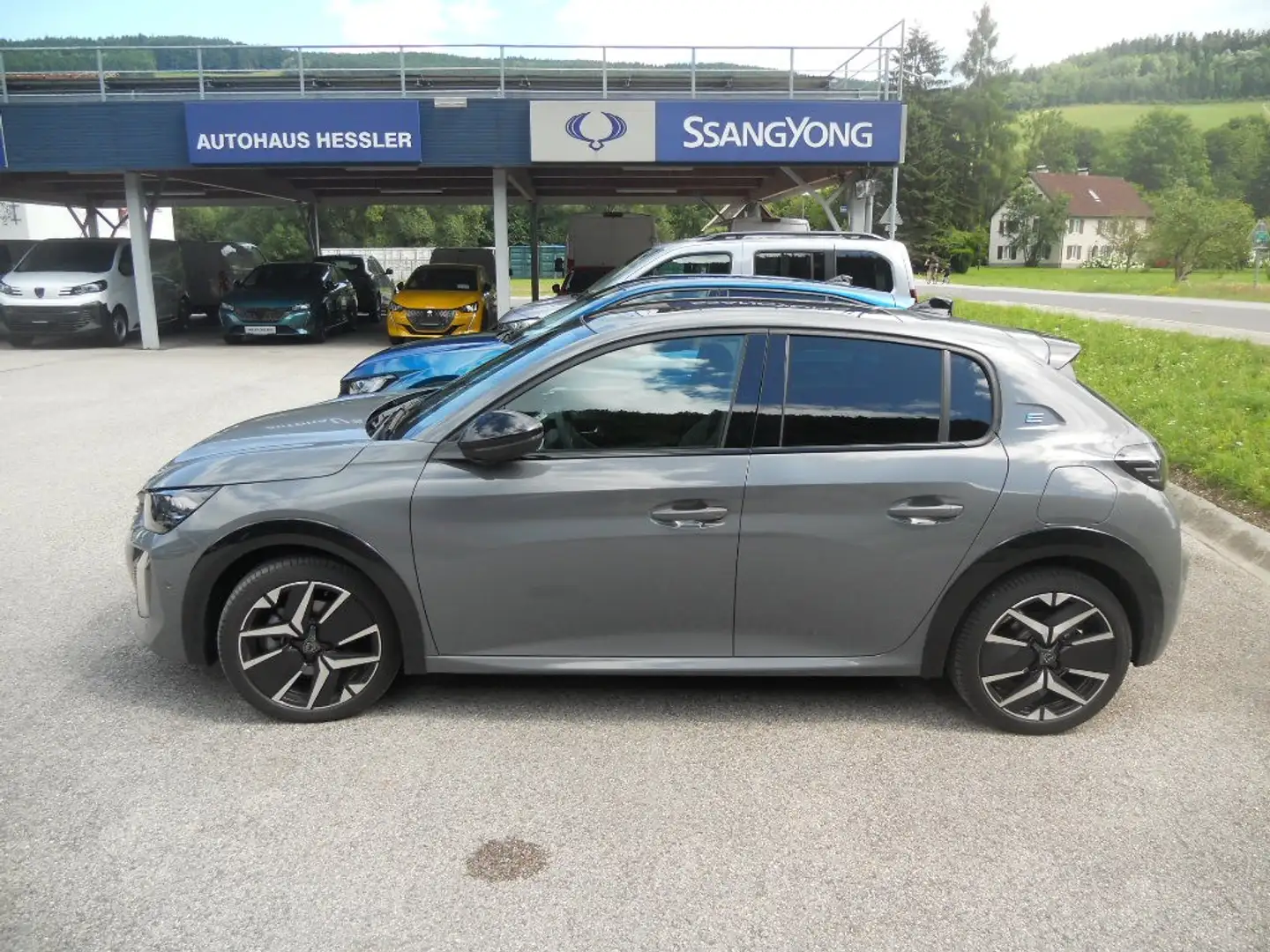 Peugeot e-208 156PS 54kWh GT Grau - 2