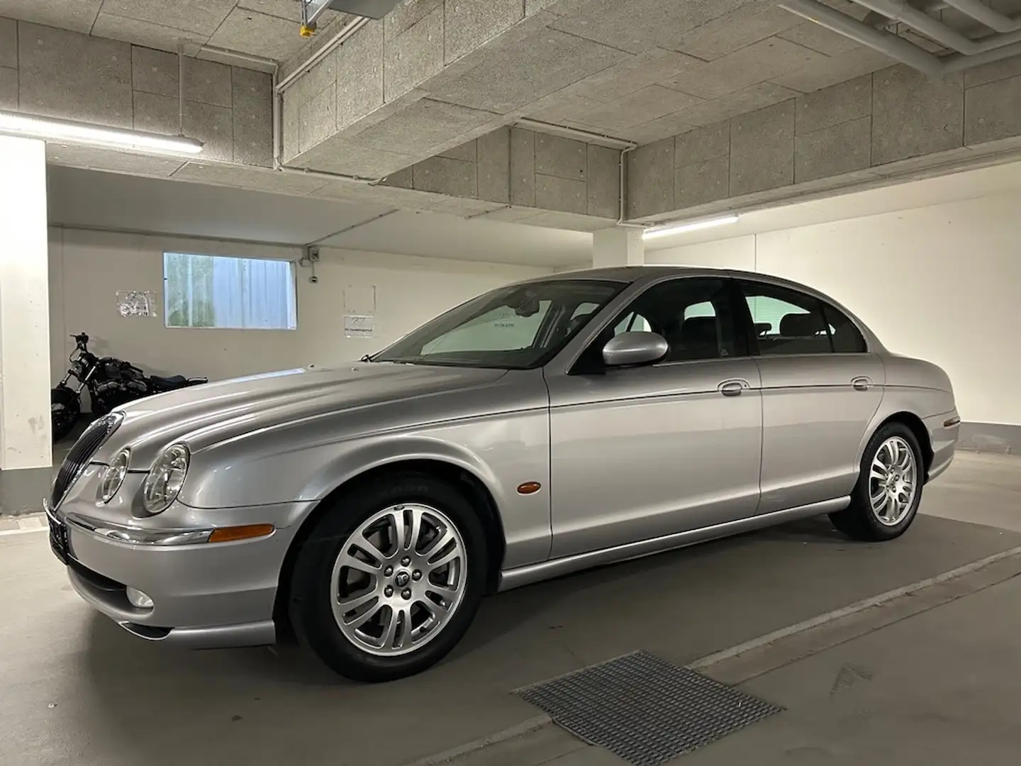 Jaguar S-Type 4.2 ltr V8 **1. Hand**orig. 24.`km**Top Argintiu - 1