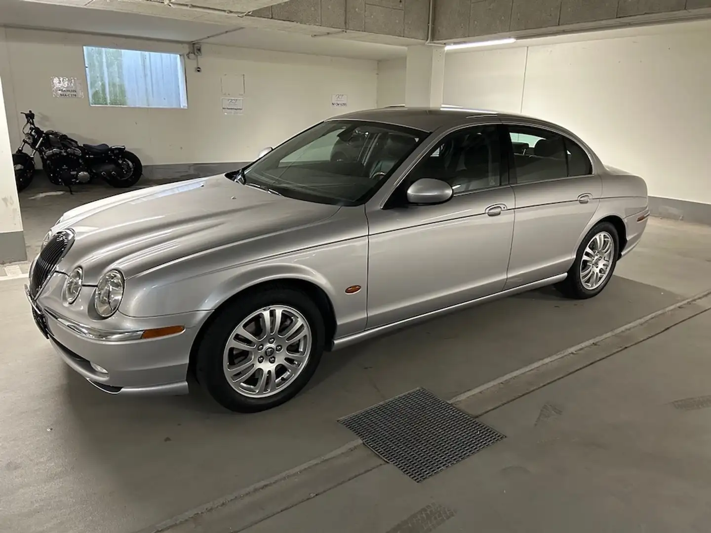 Jaguar S-Type 4.2 ltr V8 **1. Hand**orig. 24.`km**Top Stříbrná - 2