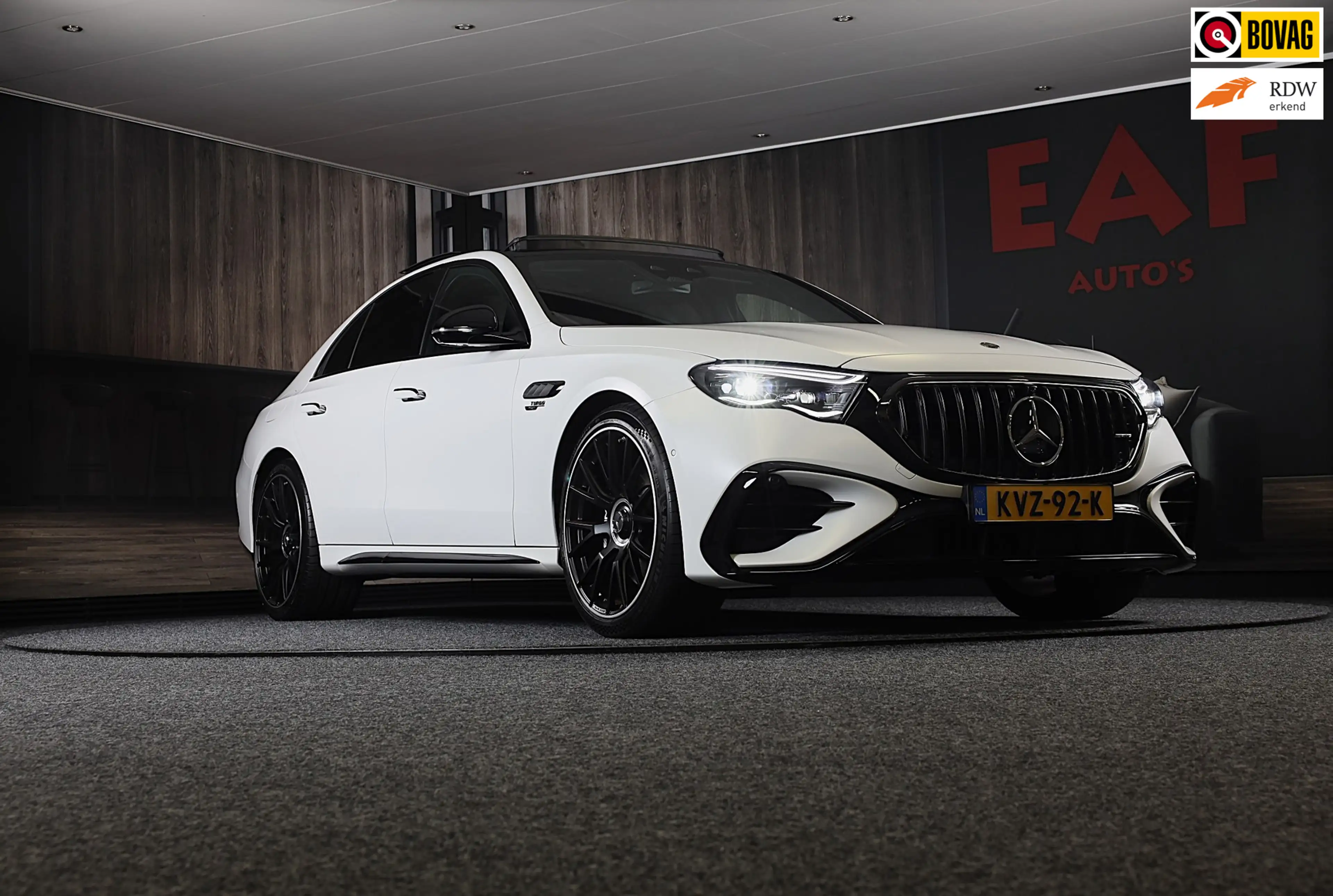 Mercedes-Benz E 53 AMG 4MATIC+ / Hyperscreen / Performance Zetels / Head