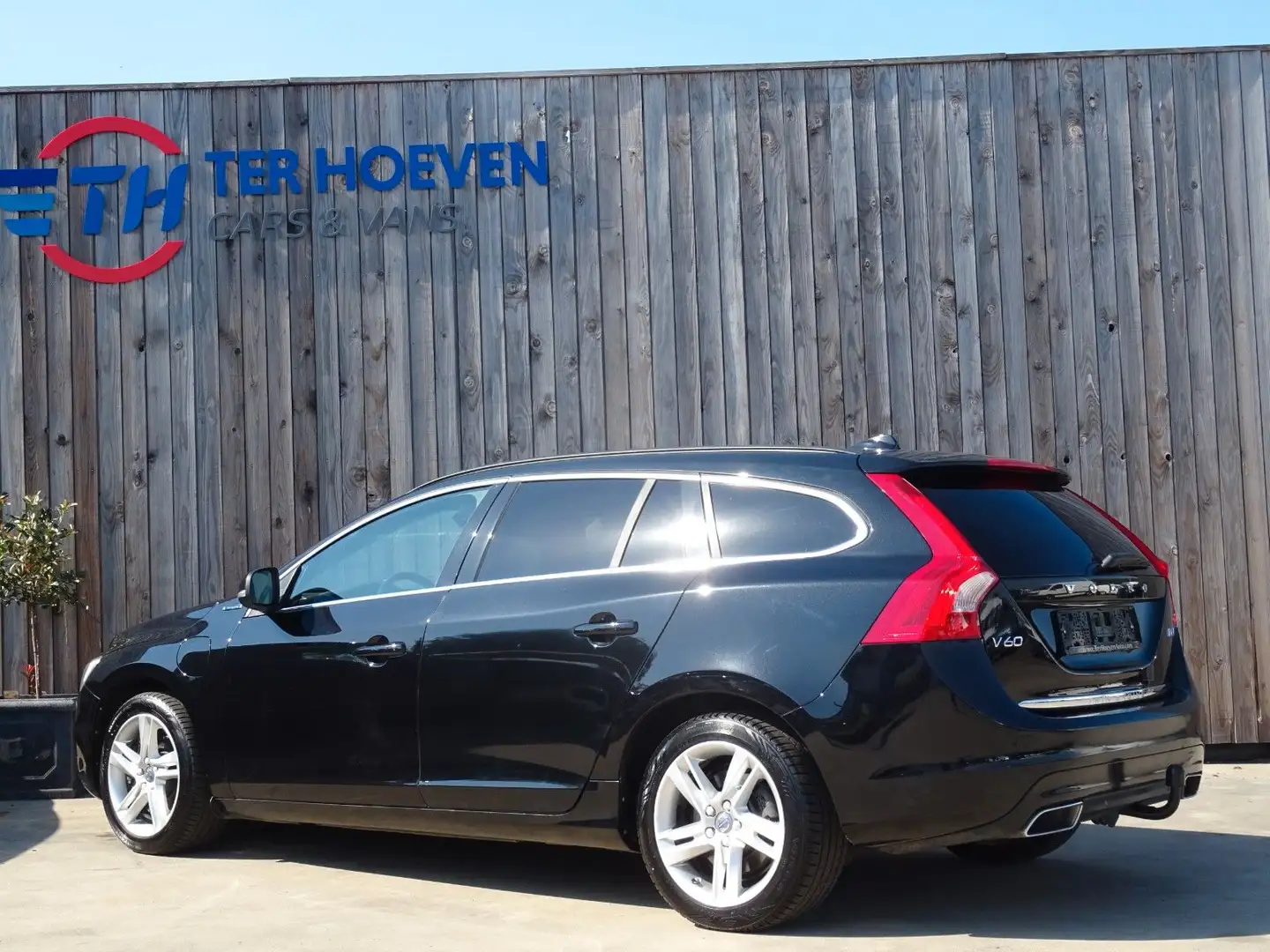 Volvo V60 D6 TWIN ENGINE Plug-in-Hybrid Momentum Euro6 Schwarz - 2