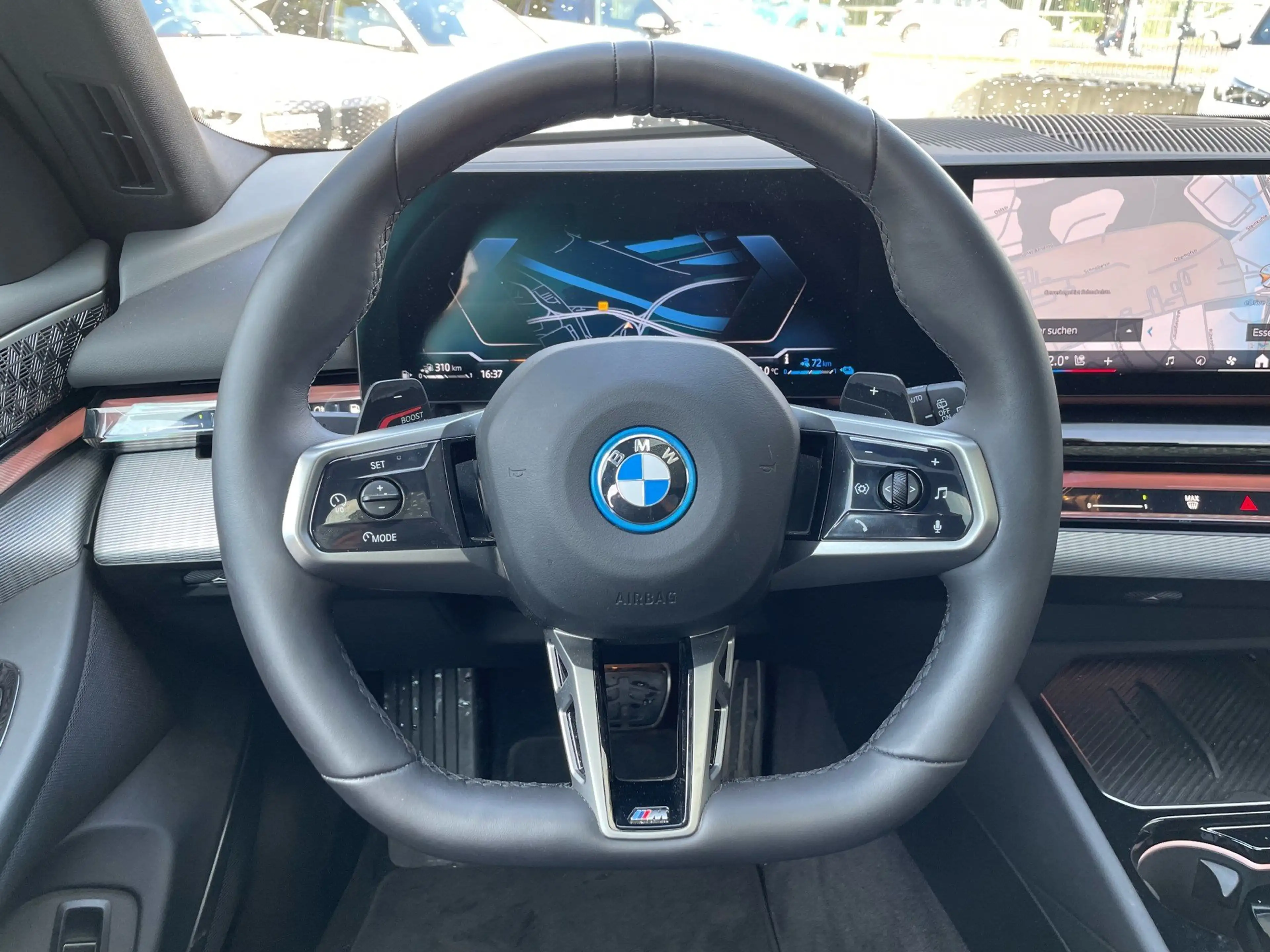 BMW 550 e xDrive Tour M Sport || AHK Pano HUD B&W — photo 13