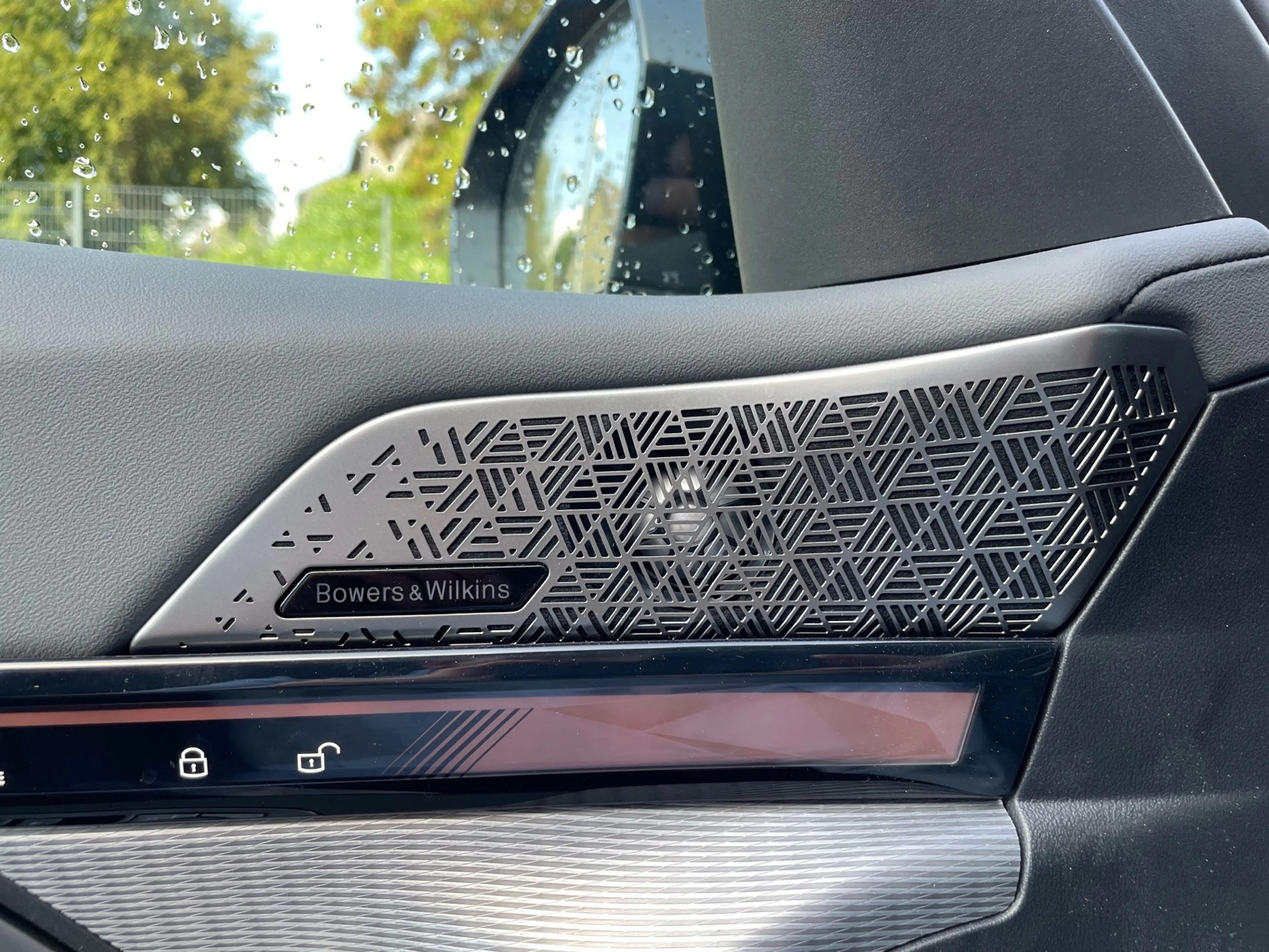 BMW 550 e xDrive Tour M Sport || AHK Pano HUD B&W — photo 9