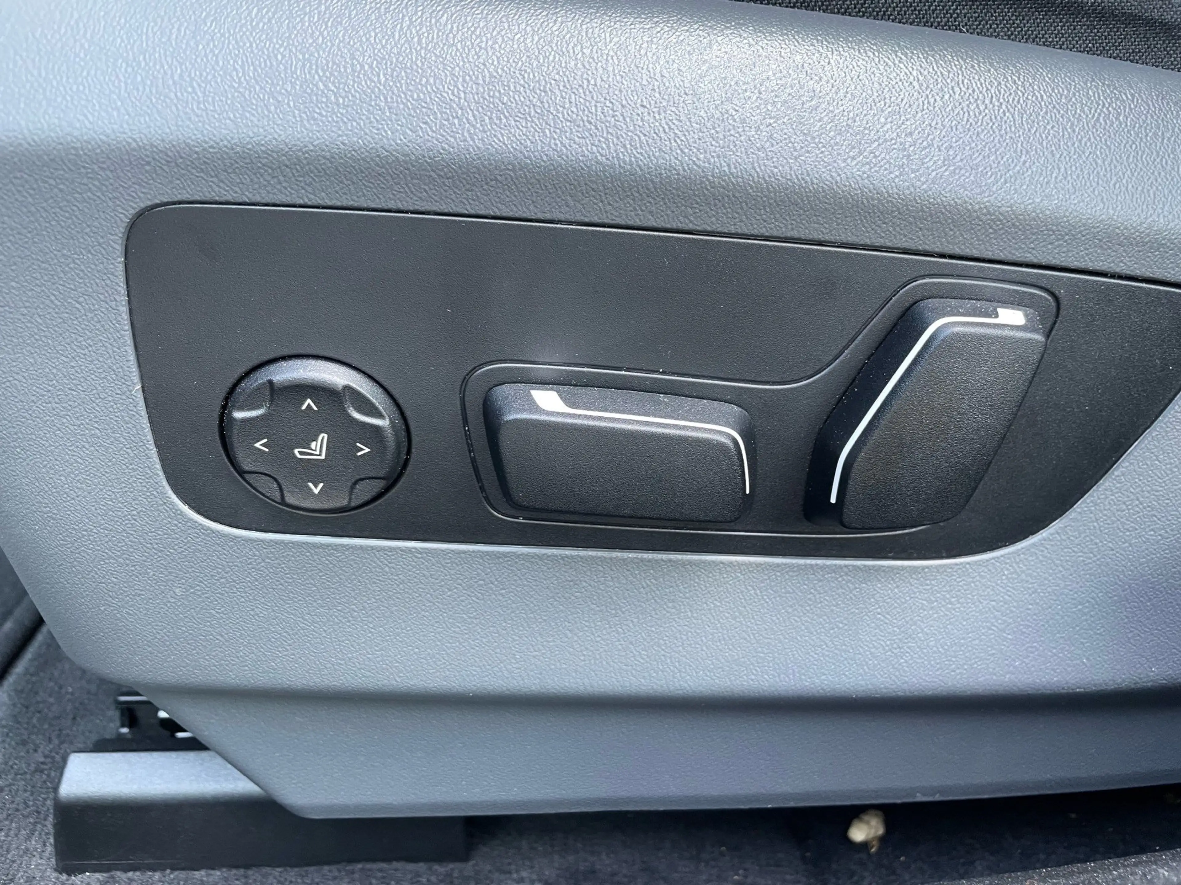 BMW 550 e xDrive Tour M Sport || AHK Pano HUD B&W — photo 12