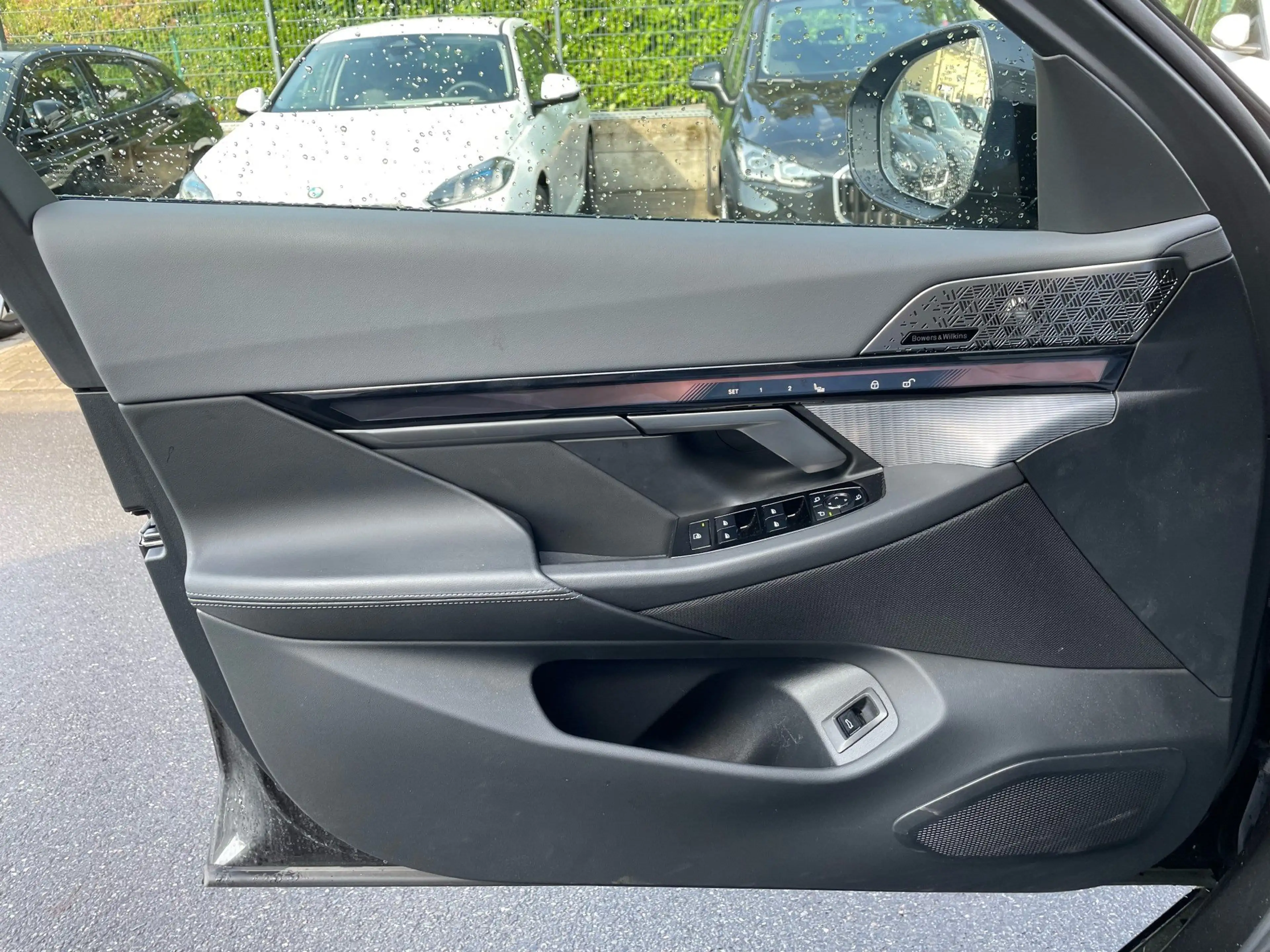 BMW 550 e xDrive Tour M Sport || AHK Pano HUD B&W — photo 7