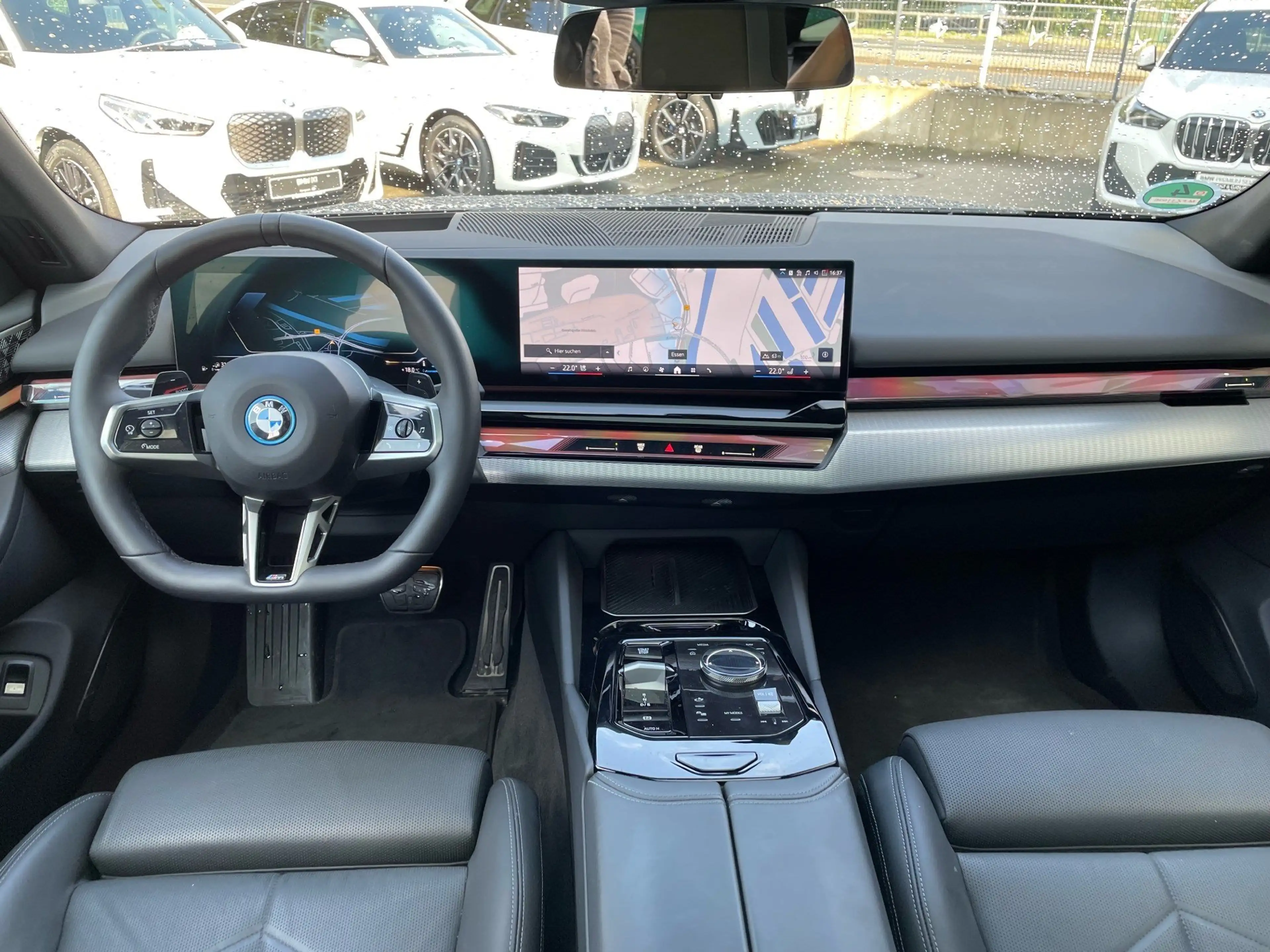 BMW 550 e xDrive Tour M Sport || AHK Pano HUD B&W — photo 3