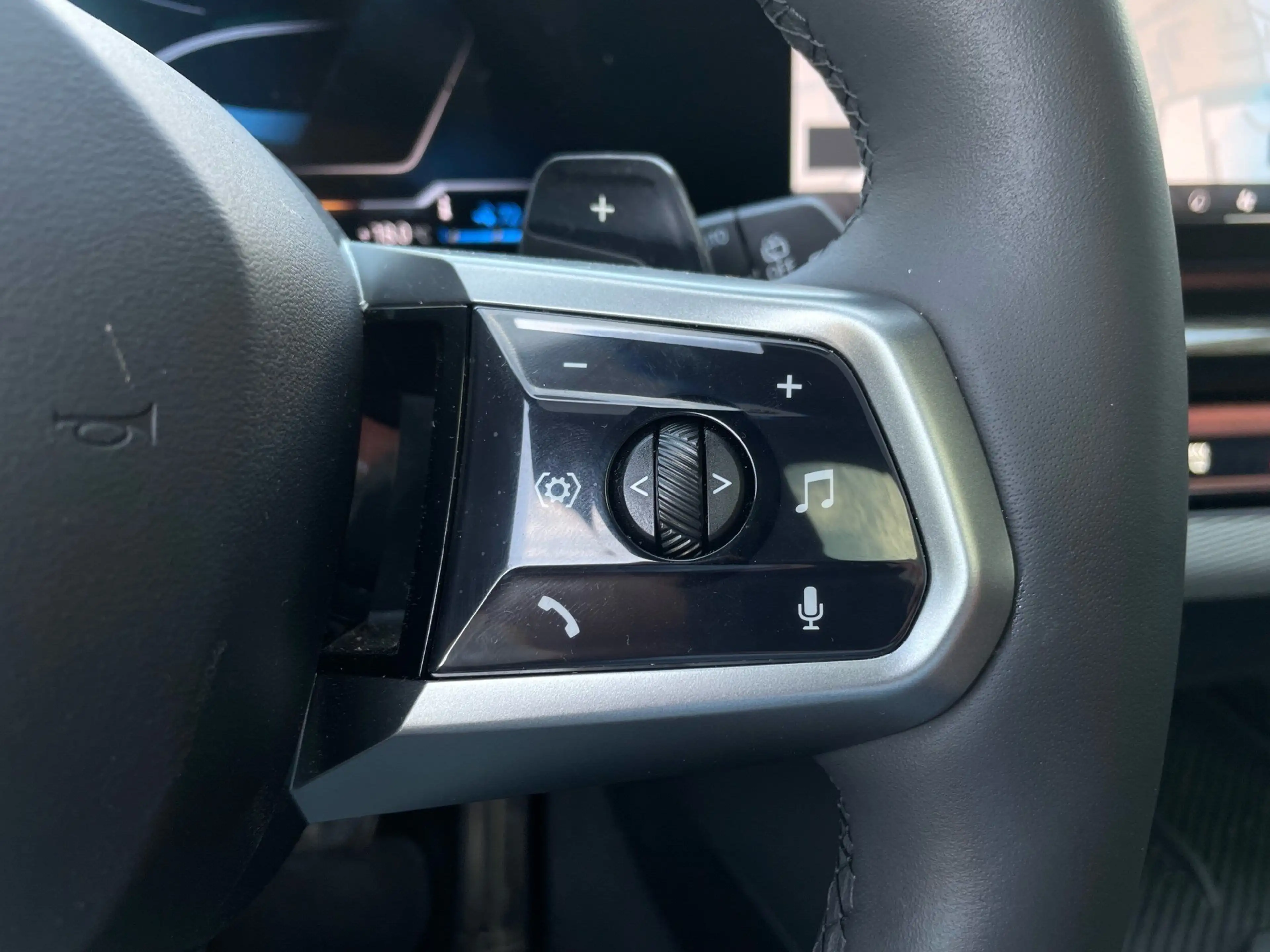 BMW 550 e xDrive Tour M Sport || AHK Pano HUD B&W — photo 15