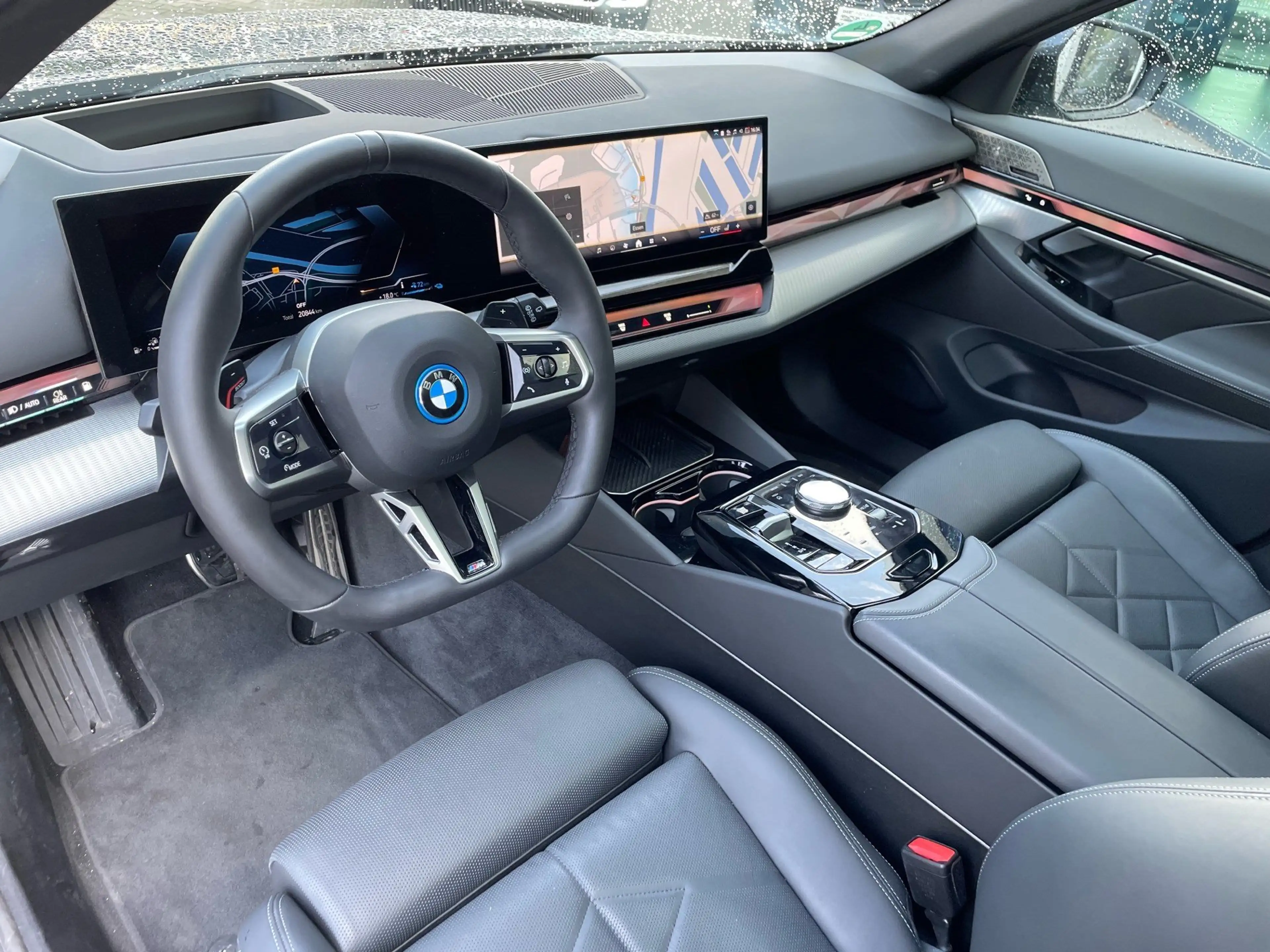 BMW 550 e xDrive Tour M Sport || AHK Pano HUD B&W — photo 4
