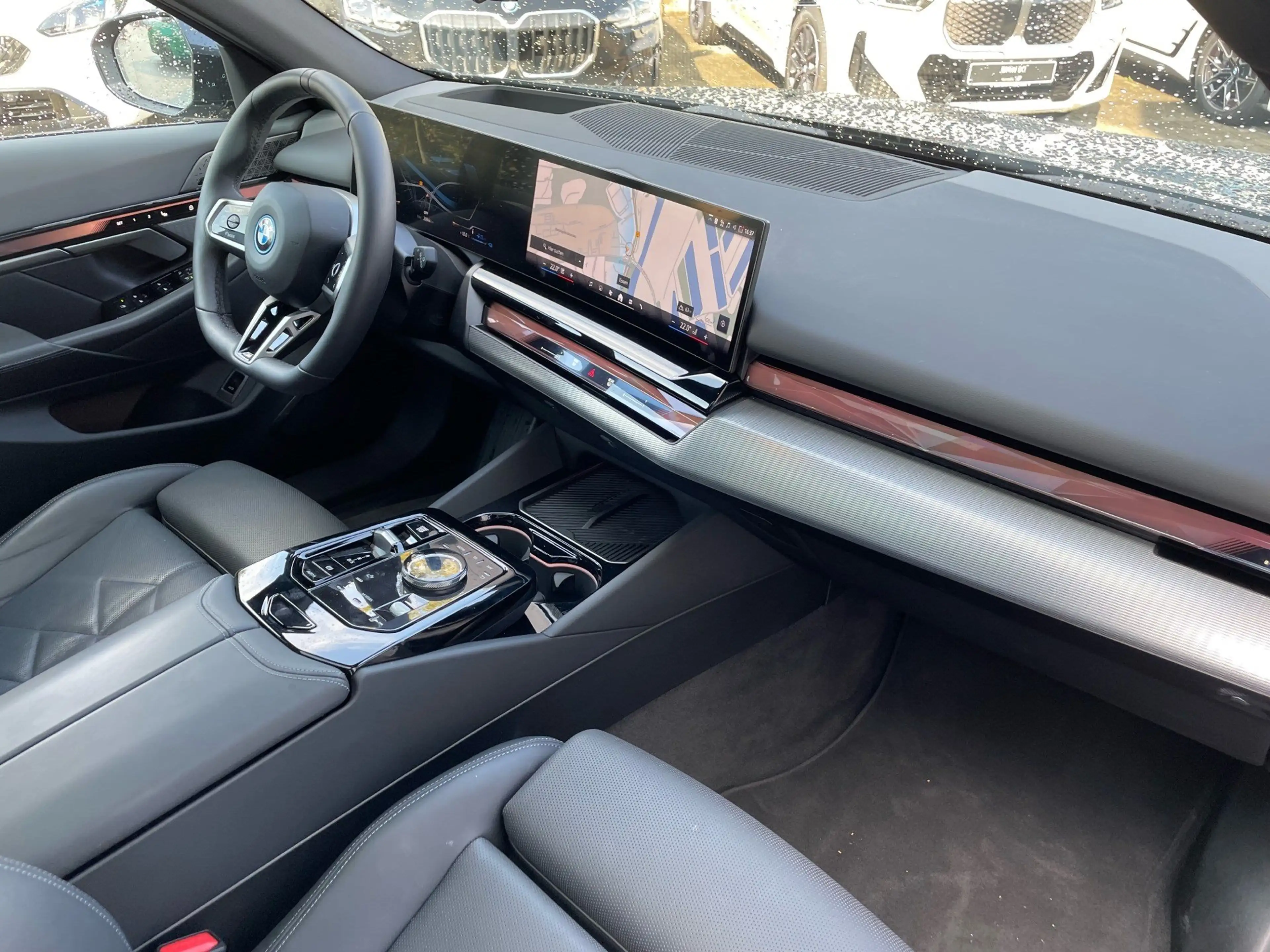 BMW 550 e xDrive Tour M Sport || AHK Pano HUD B&W — photo 5