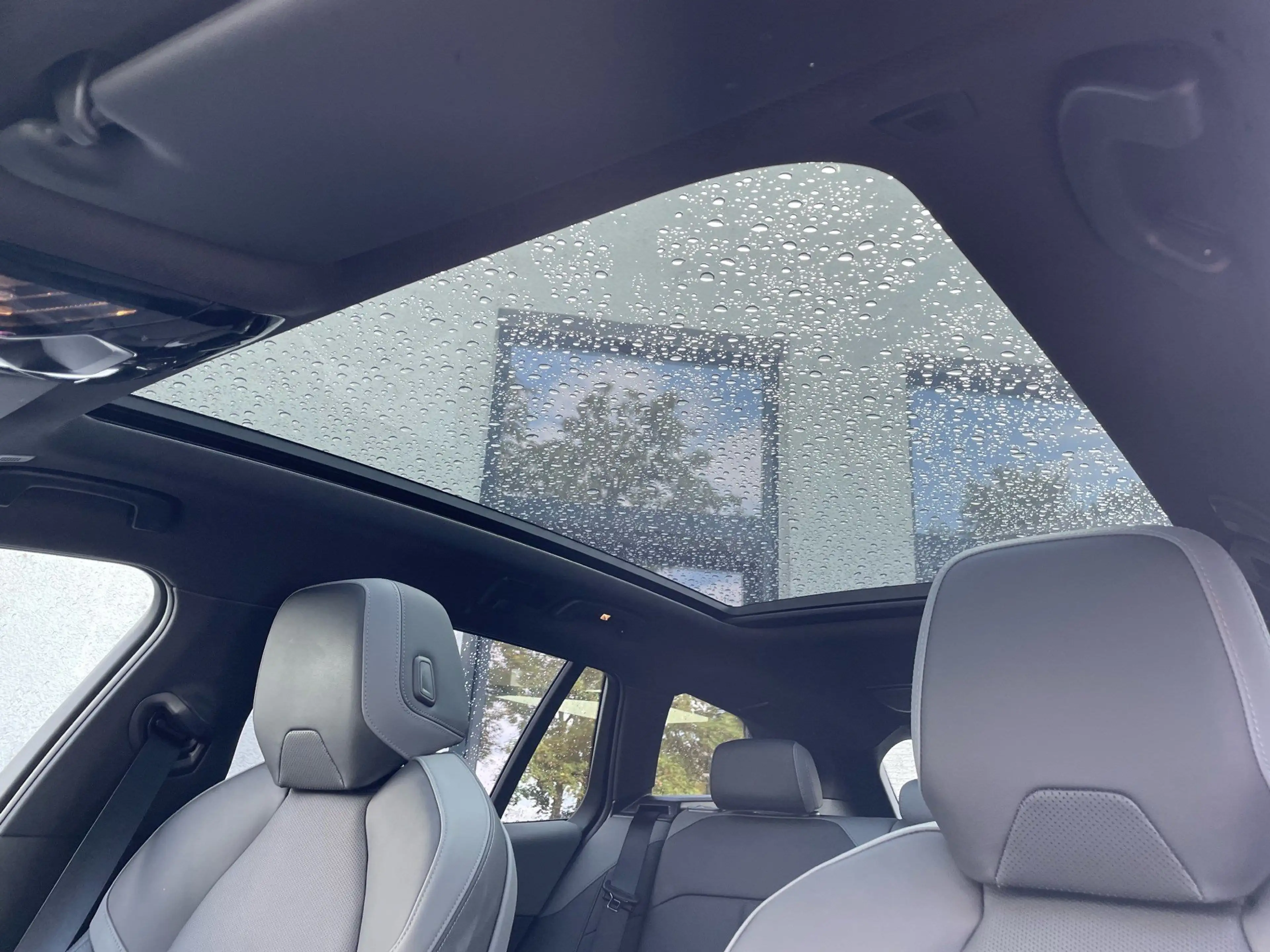 BMW 550 e xDrive Tour M Sport || AHK Pano HUD B&W — photo 11