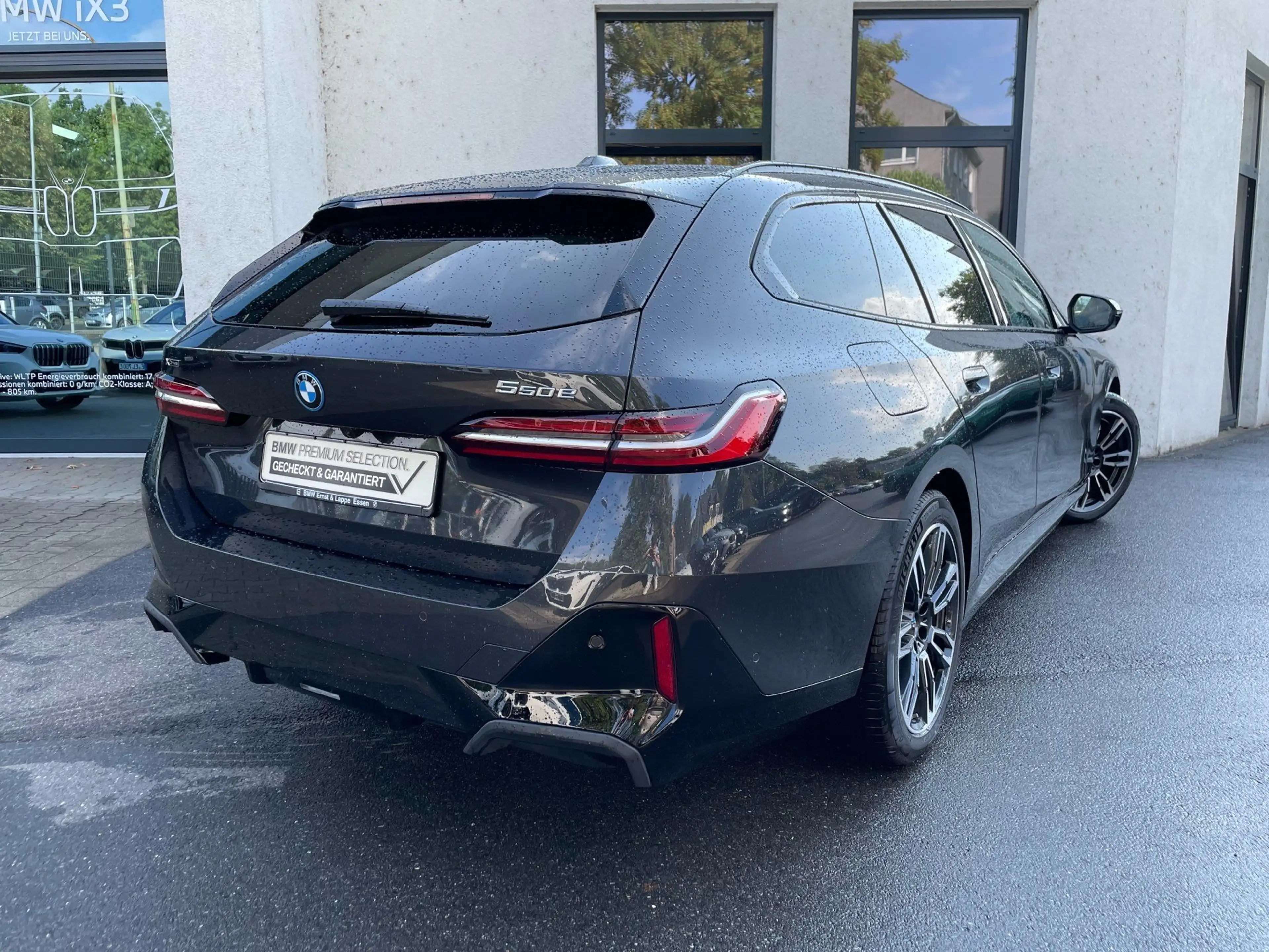 BMW 550 e xDrive Tour M Sport || AHK Pano HUD B&W — photo 2